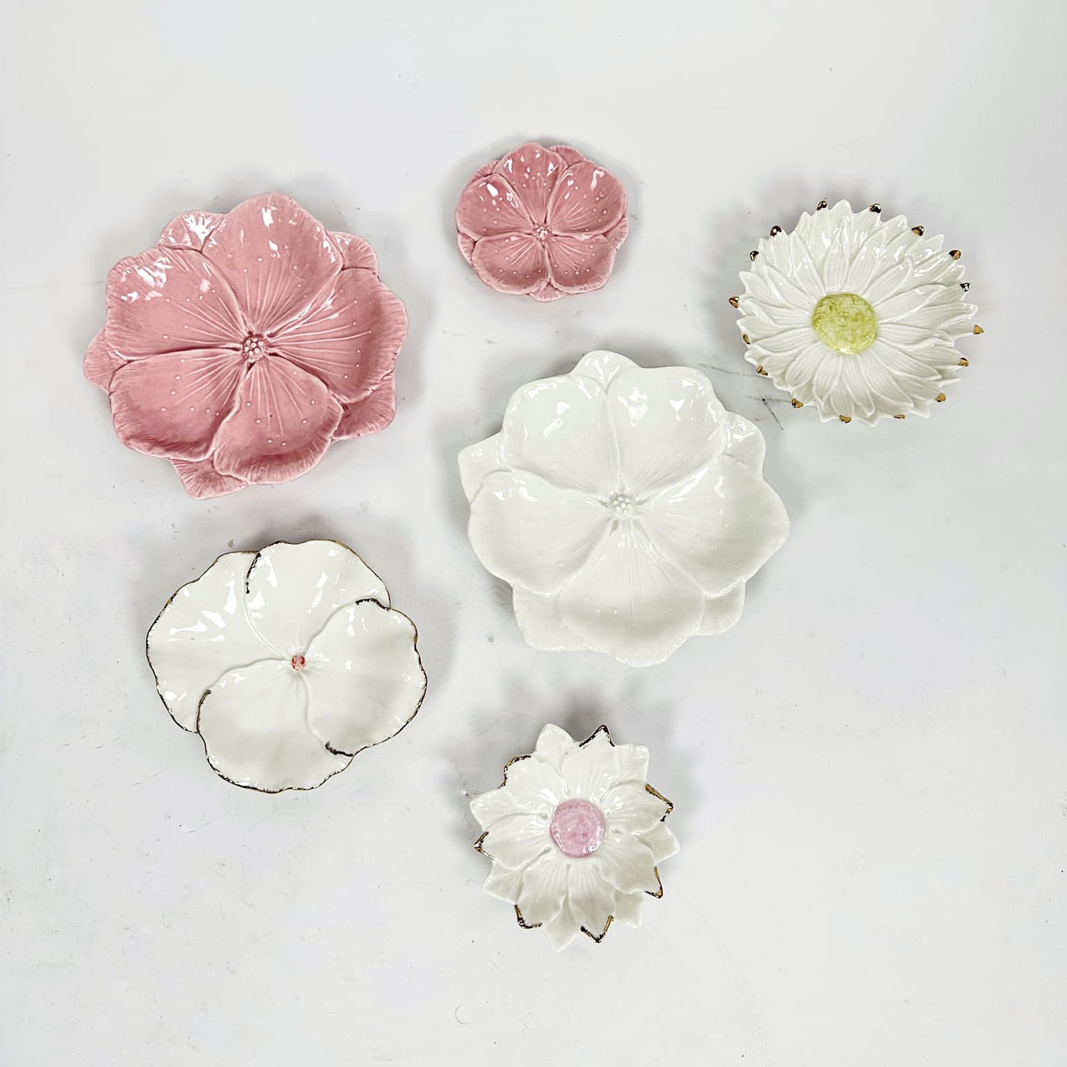 Тарілка-квітка біла/рожева кераміка PP-042