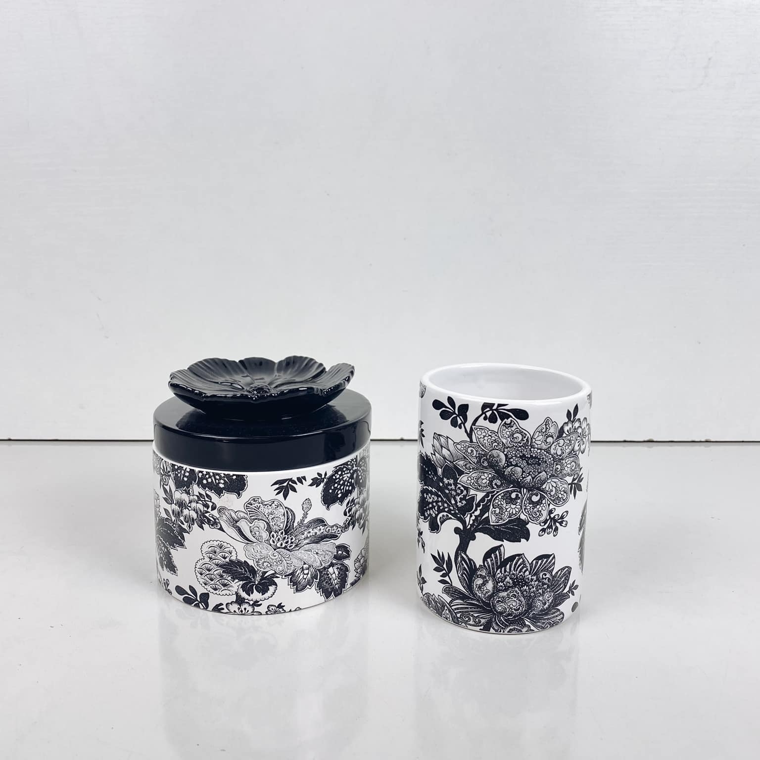 Шкатулка з квіткою/ємність для дрібничок ч/б квіти BX-119