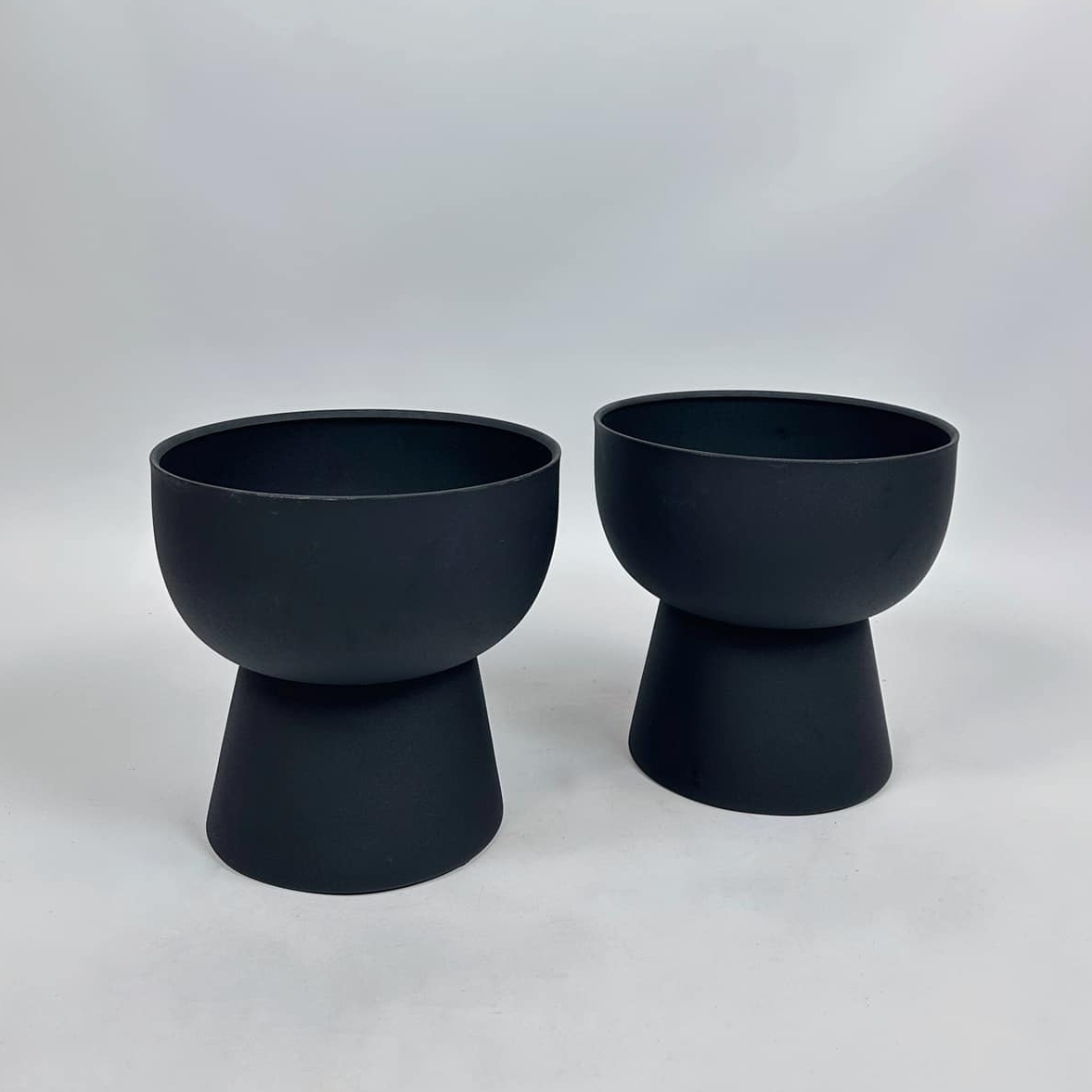 Кашпо фігурне чорне метал