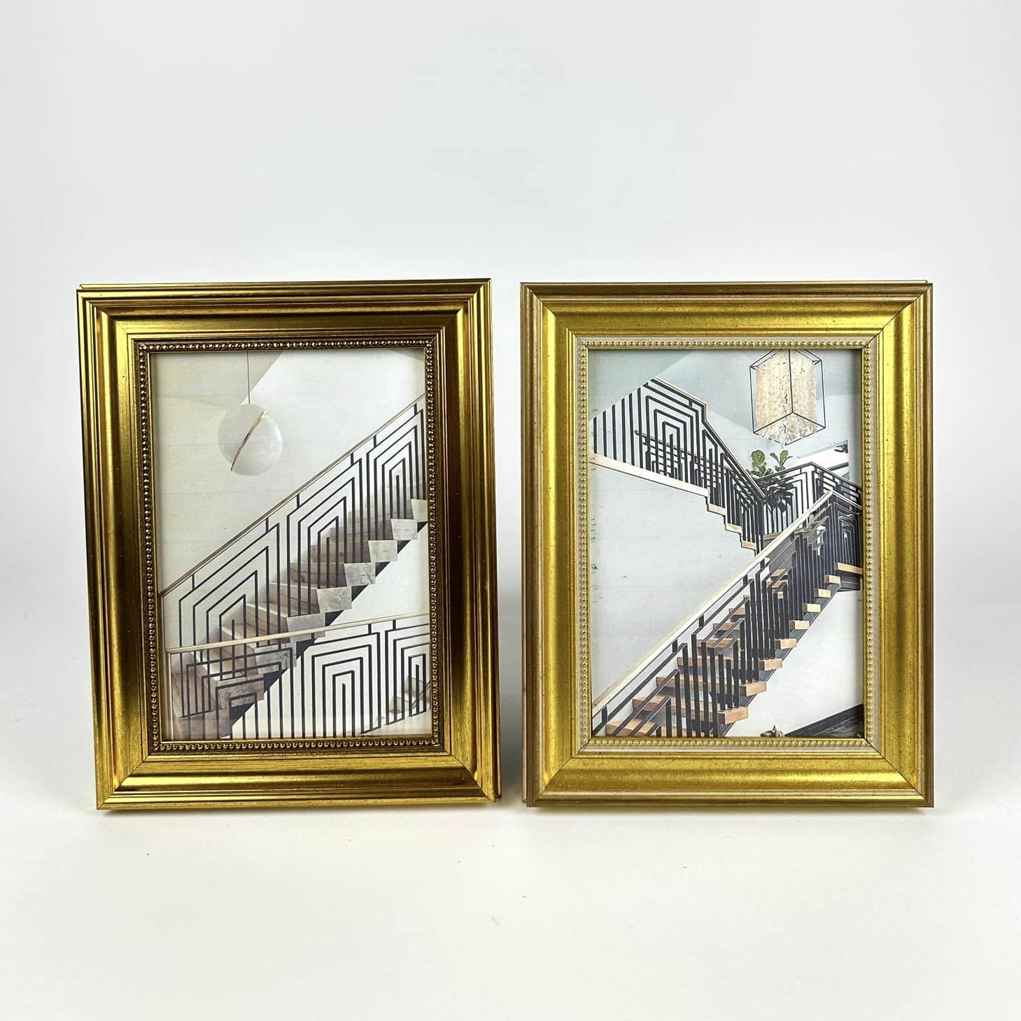 Фото інтер'єру зі сходами в золотій рамці AR-981