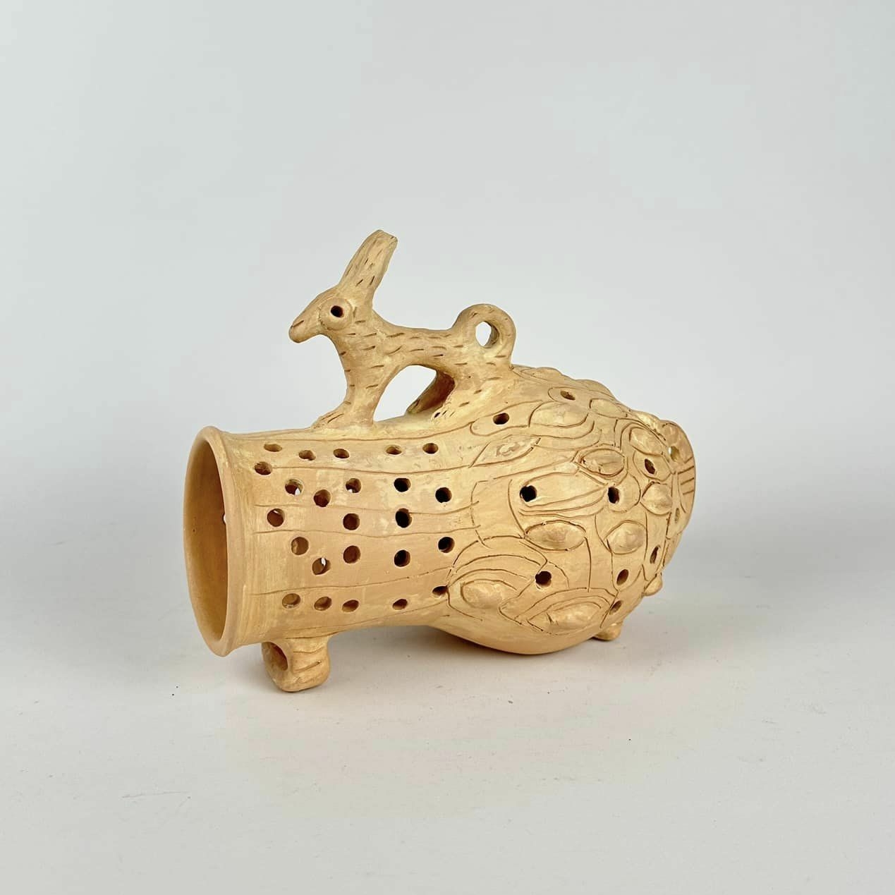 Глечик-ліхтар з зайцем "лежачий" етно авторська кераміка EN-109