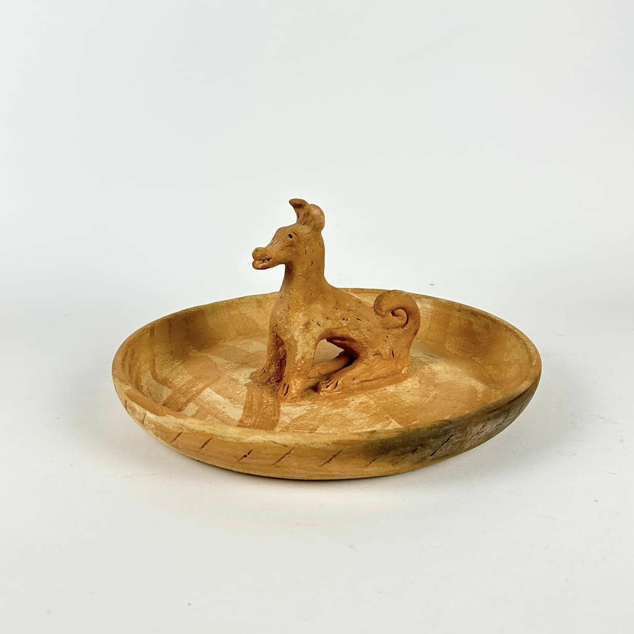 Блюдо з фігуркою собаки етно авторська кераміка EN-110