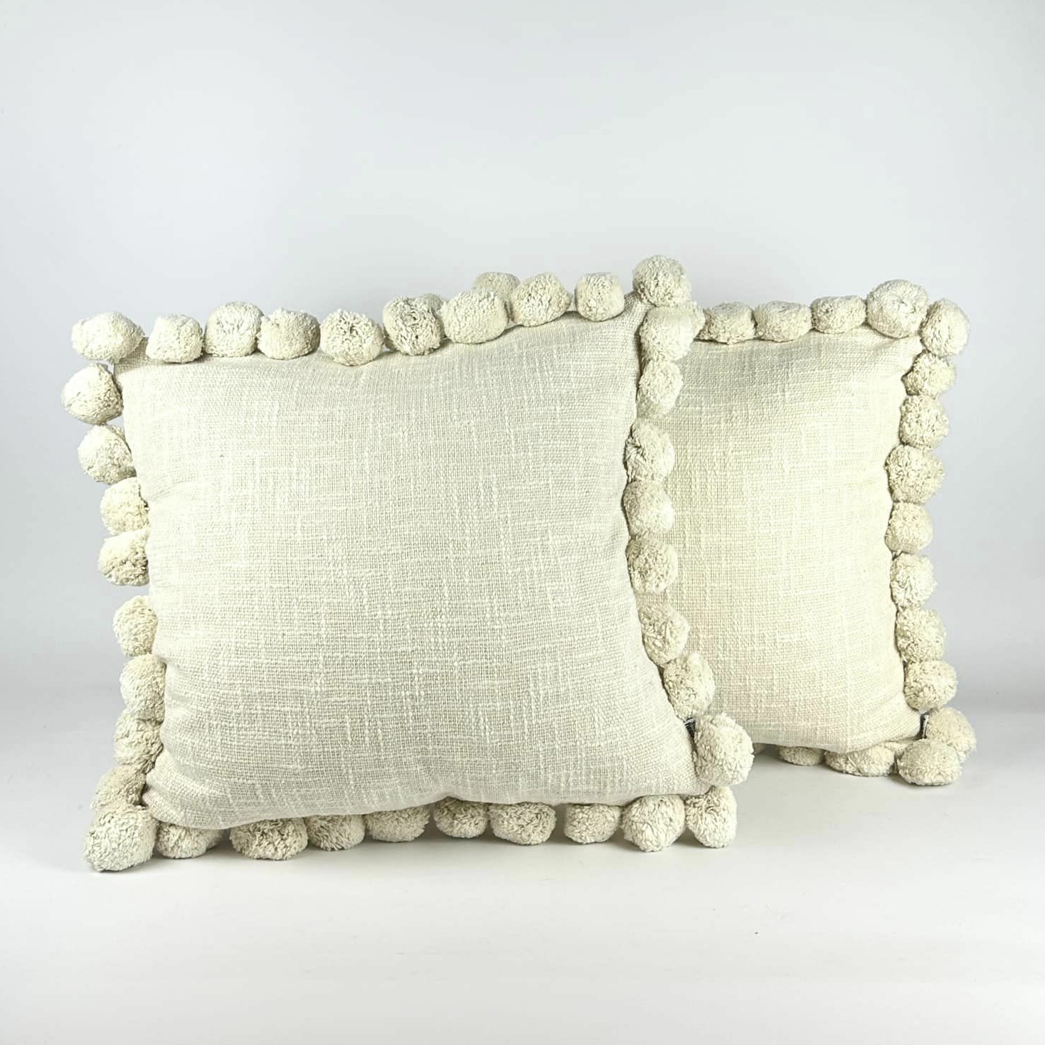 Подушка декоративна з помпонами вершкова PW-405