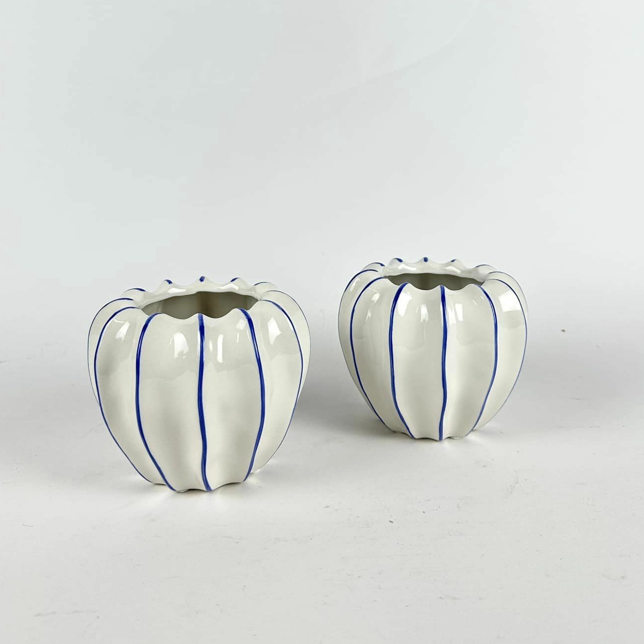 Ваза біла рельєфна з синіми смужками кераміка VA-458