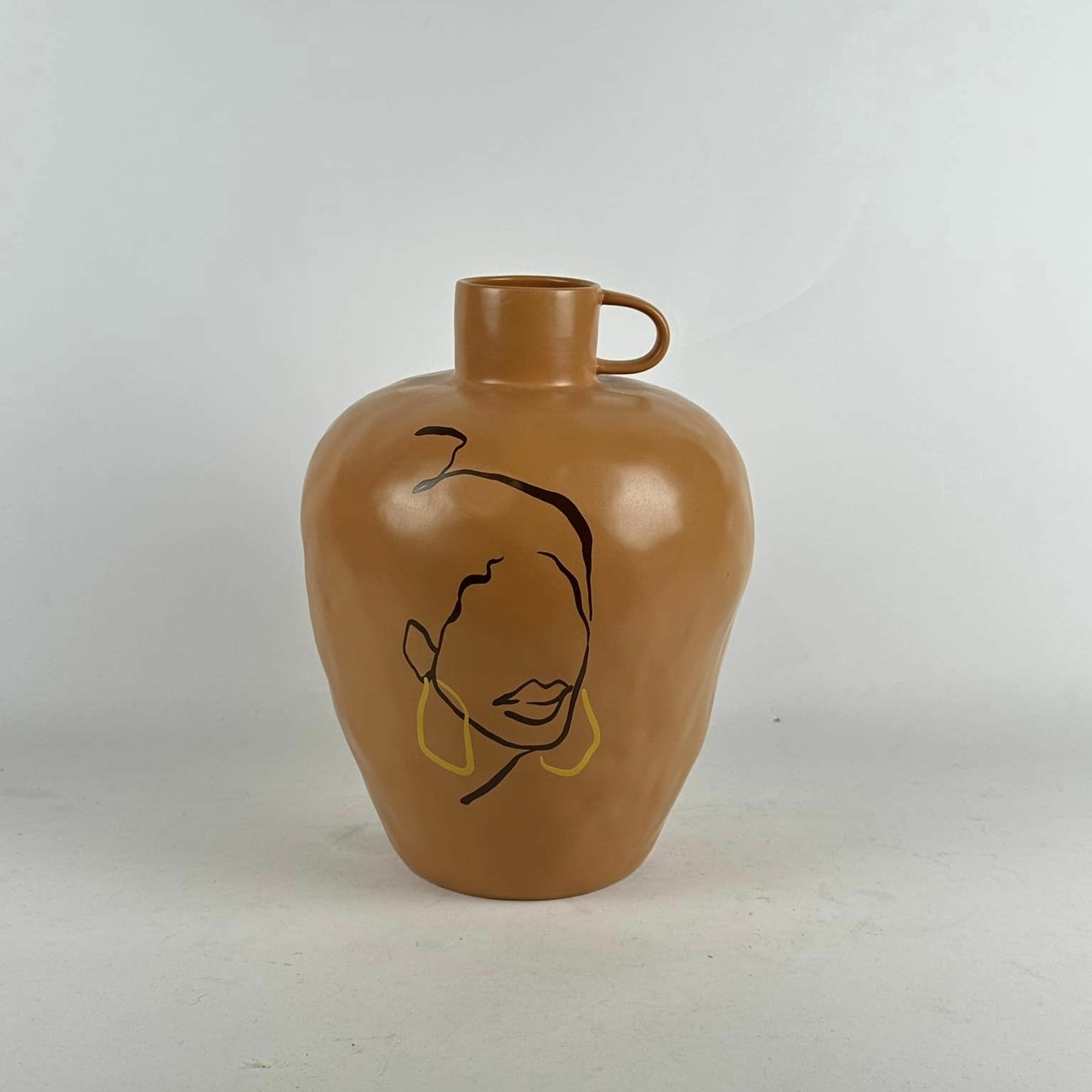 Ваза з ручкою та контуром обличчя кераміка теракота VA-463