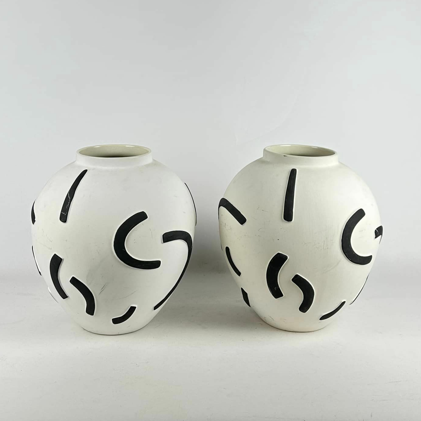 Ваза біла з чорними об'ємними елементами кераміка VA-464