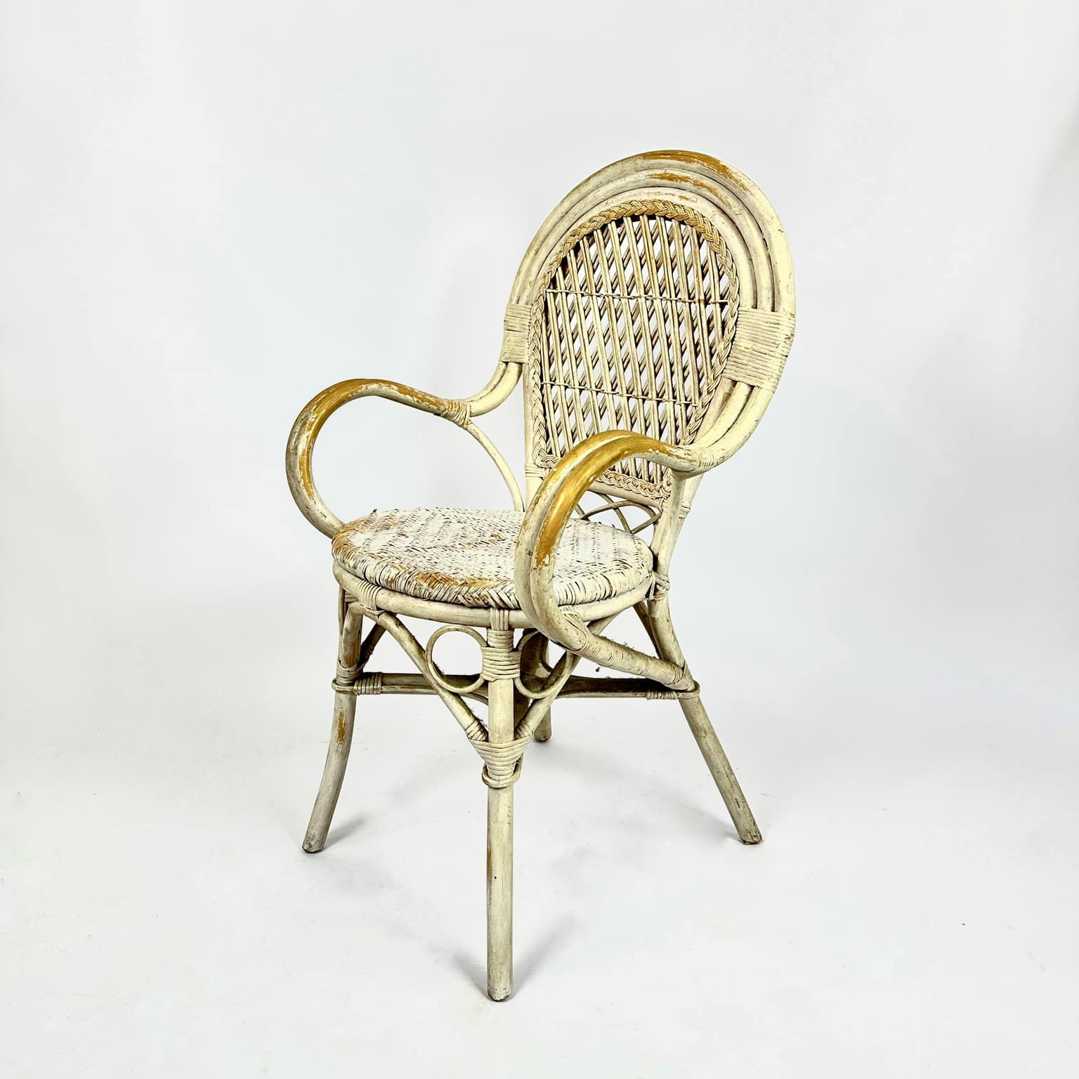 Стілець з підлокітниками старий ротанг білий з потертостями ST-136