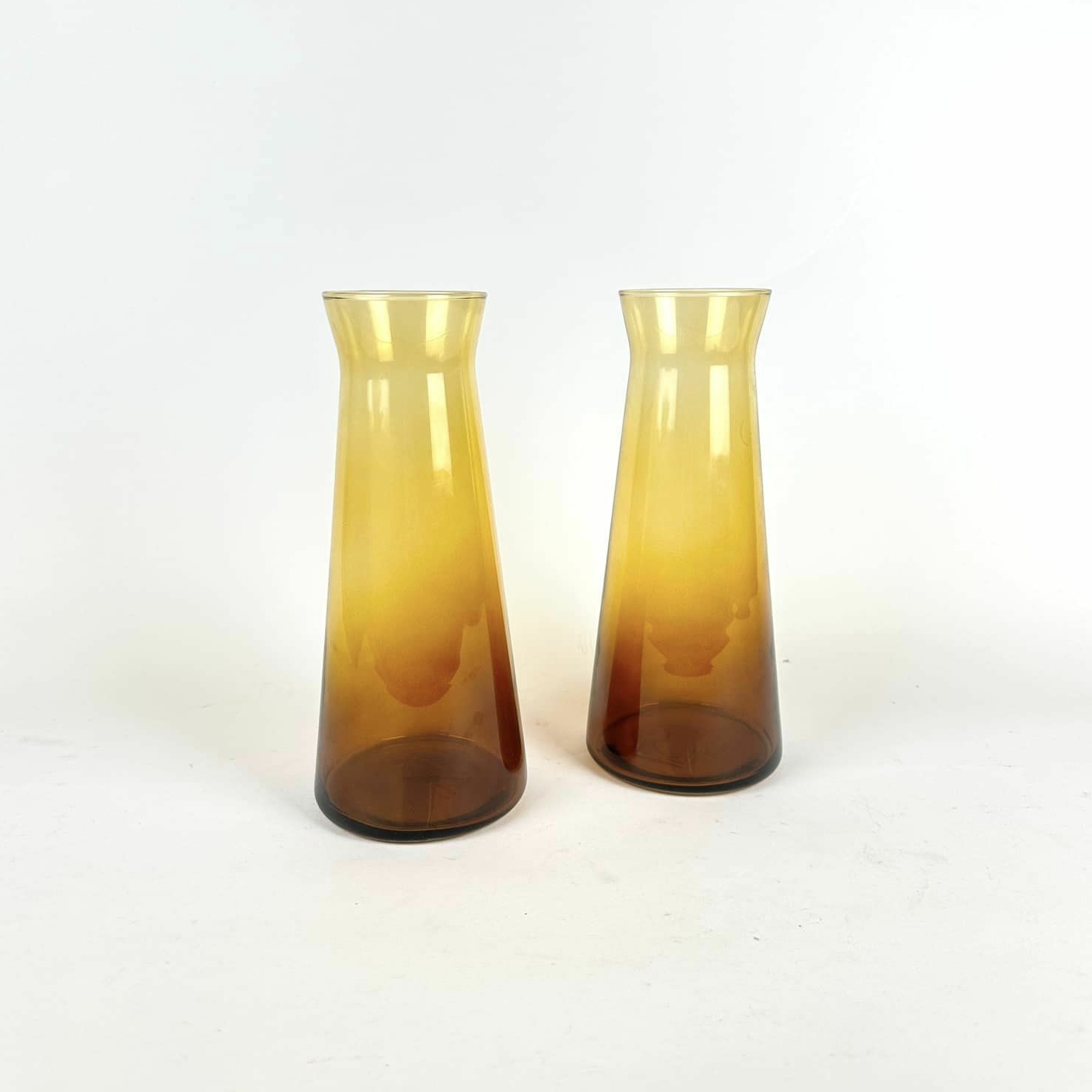 Ваза конічна коричневе прозоре скло VA-465