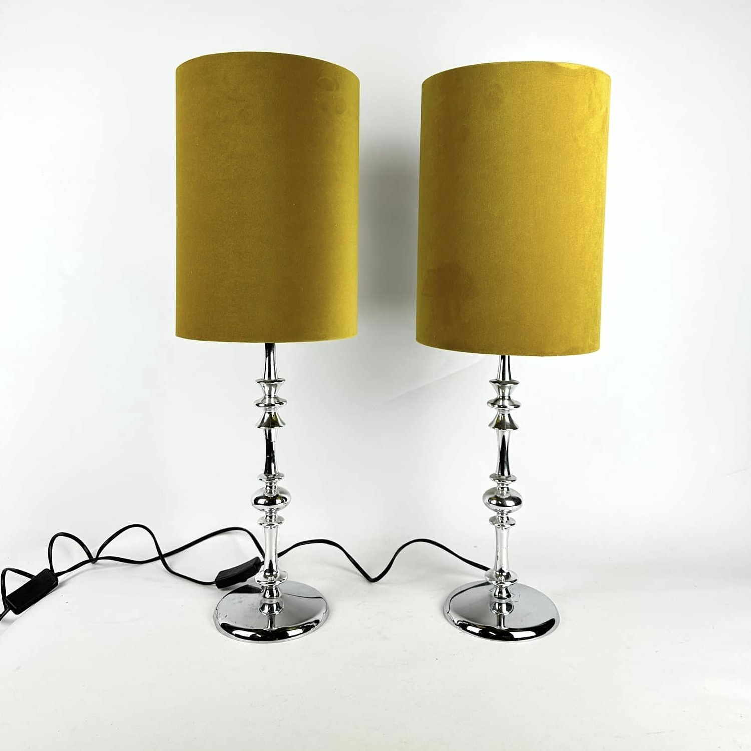 Лампа настільна база хром фігурна абажур велюр охра LT-286