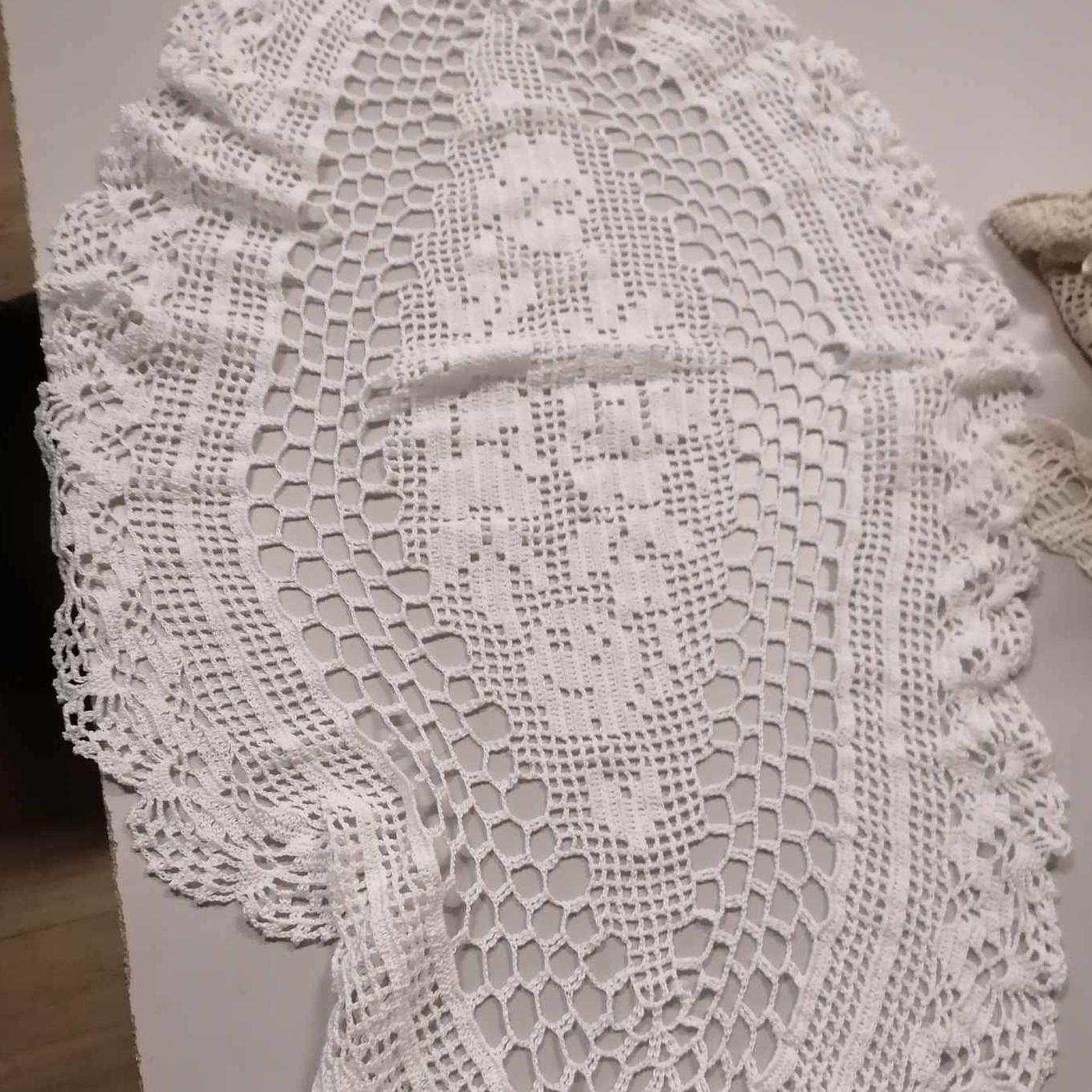Серветка овальна біла плетена гачком вінтаж TT-213