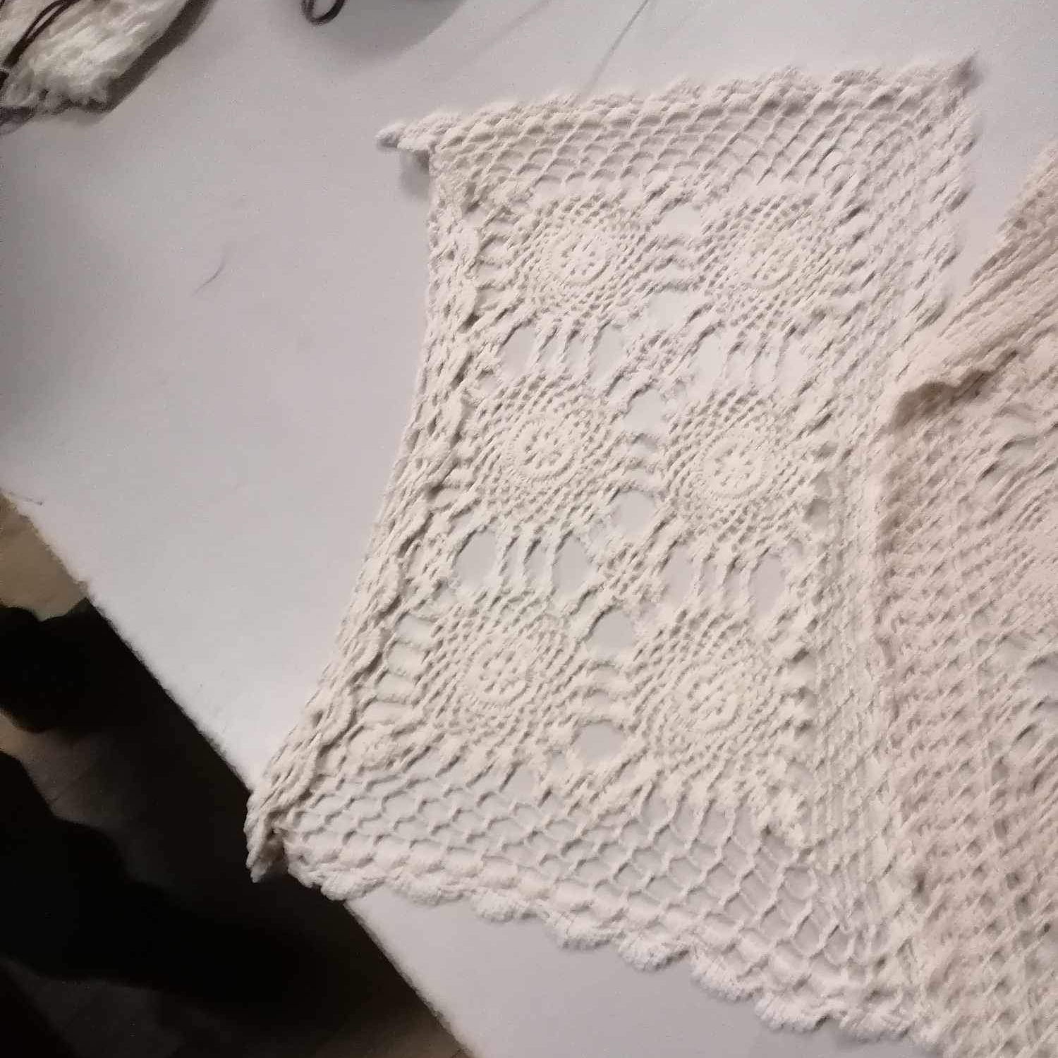 Серветка прямокутна вершкова Квіти плетена гачком TT-223