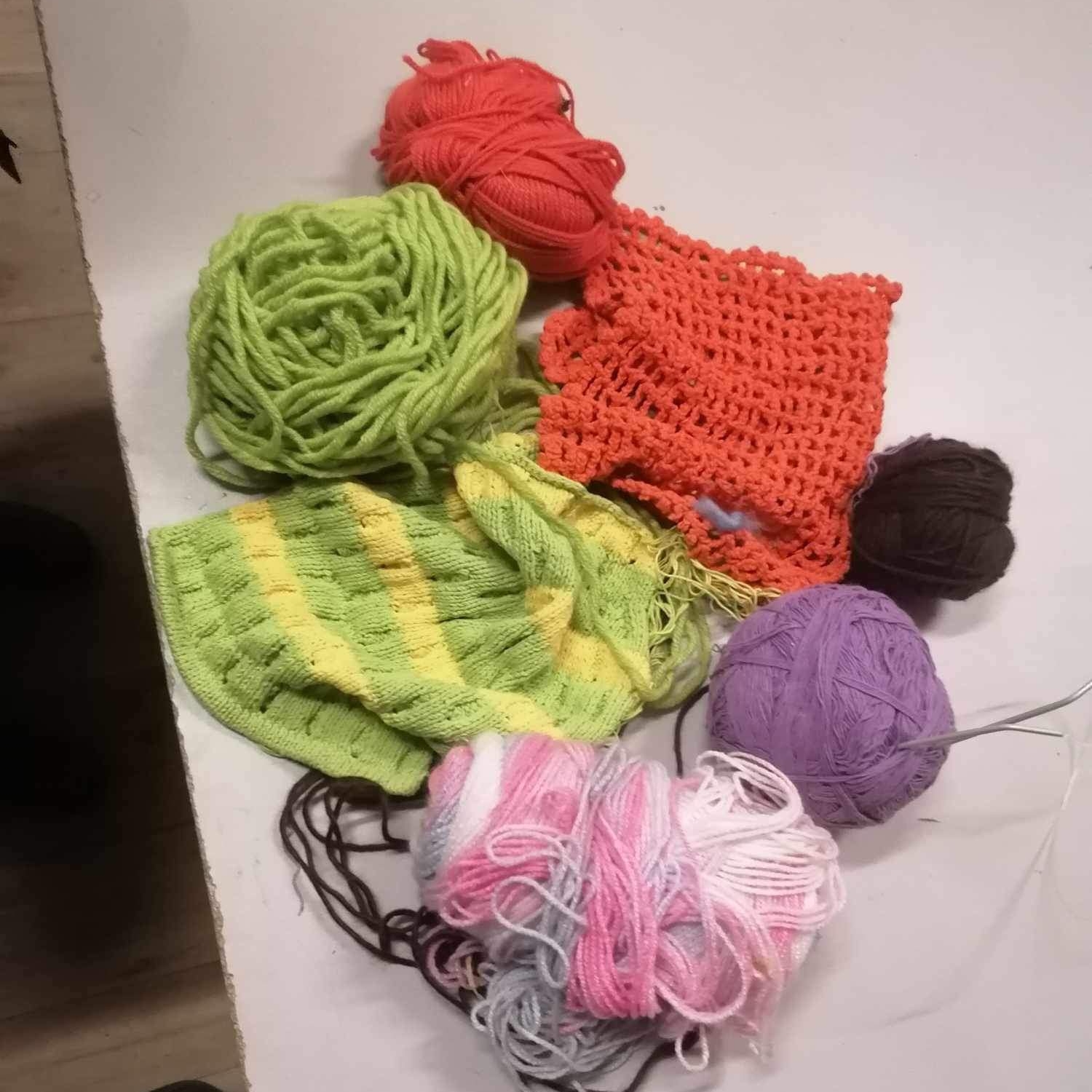 Комплект пряжі різних видів / плетені деталі