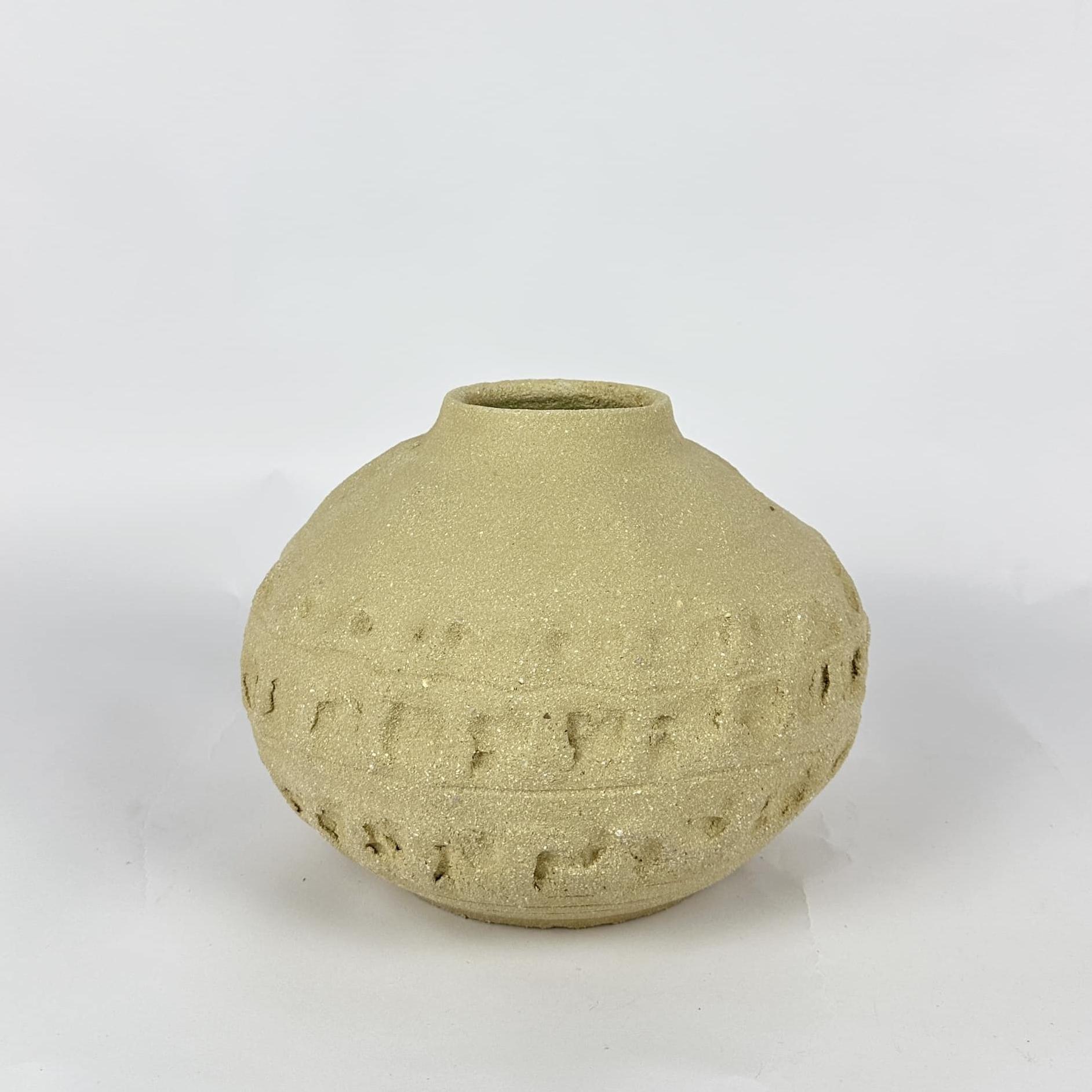 Ваза з рельєфом беж авторська кераміка VA-471