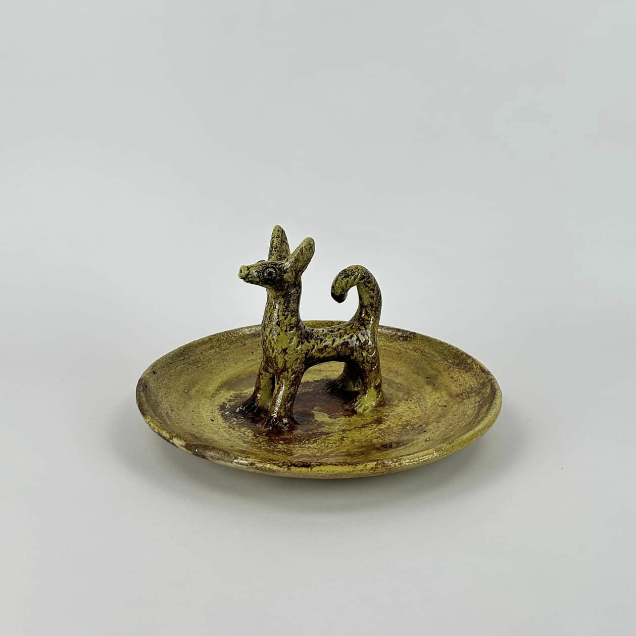 Блюдо з фігуркою собаки етно жовто-коричнева фактура авторська кераміка EN-158