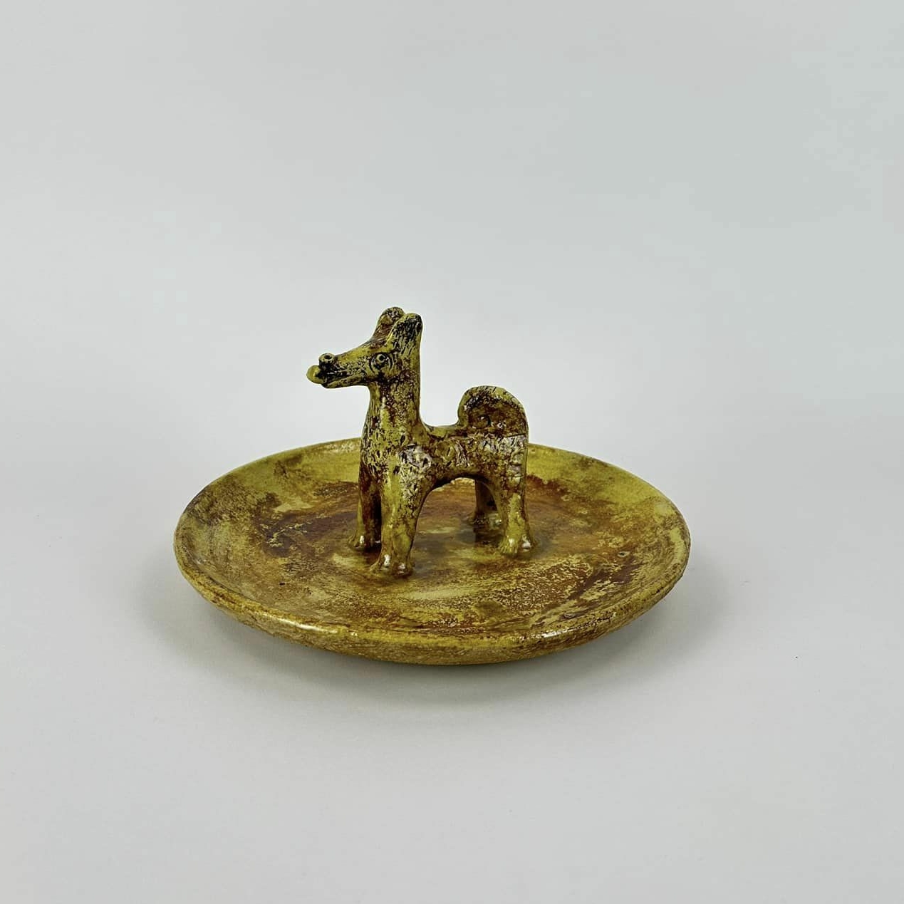 Блюдо з фігуркою собаки етно жовто-коричнева фактура авторська кераміка EN-159