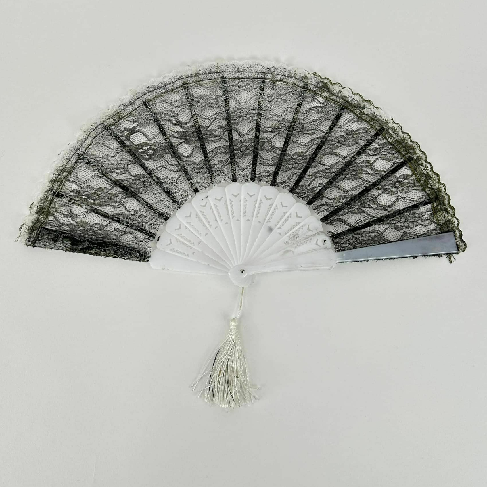 Віяло чорно-біле гіпюр/пластик