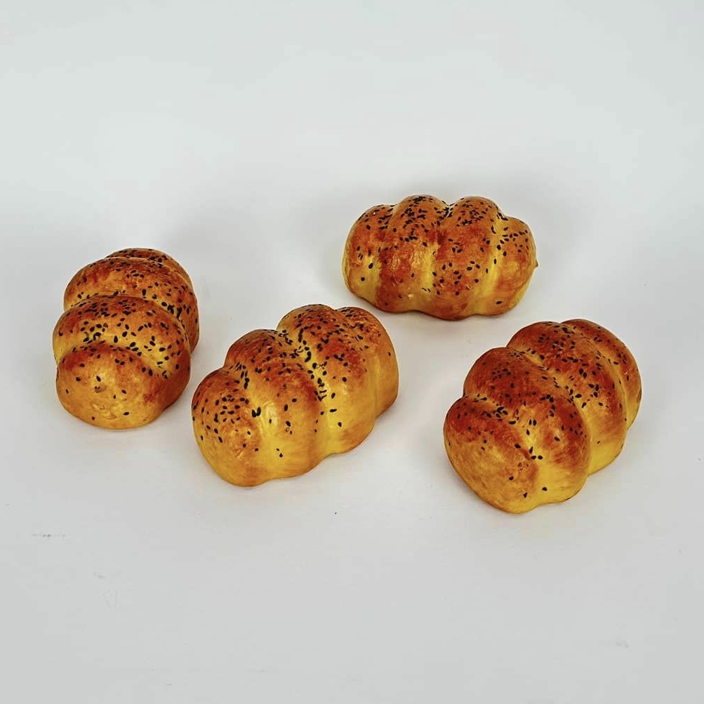 Булочка з чорним кунжутом муляж MF-053