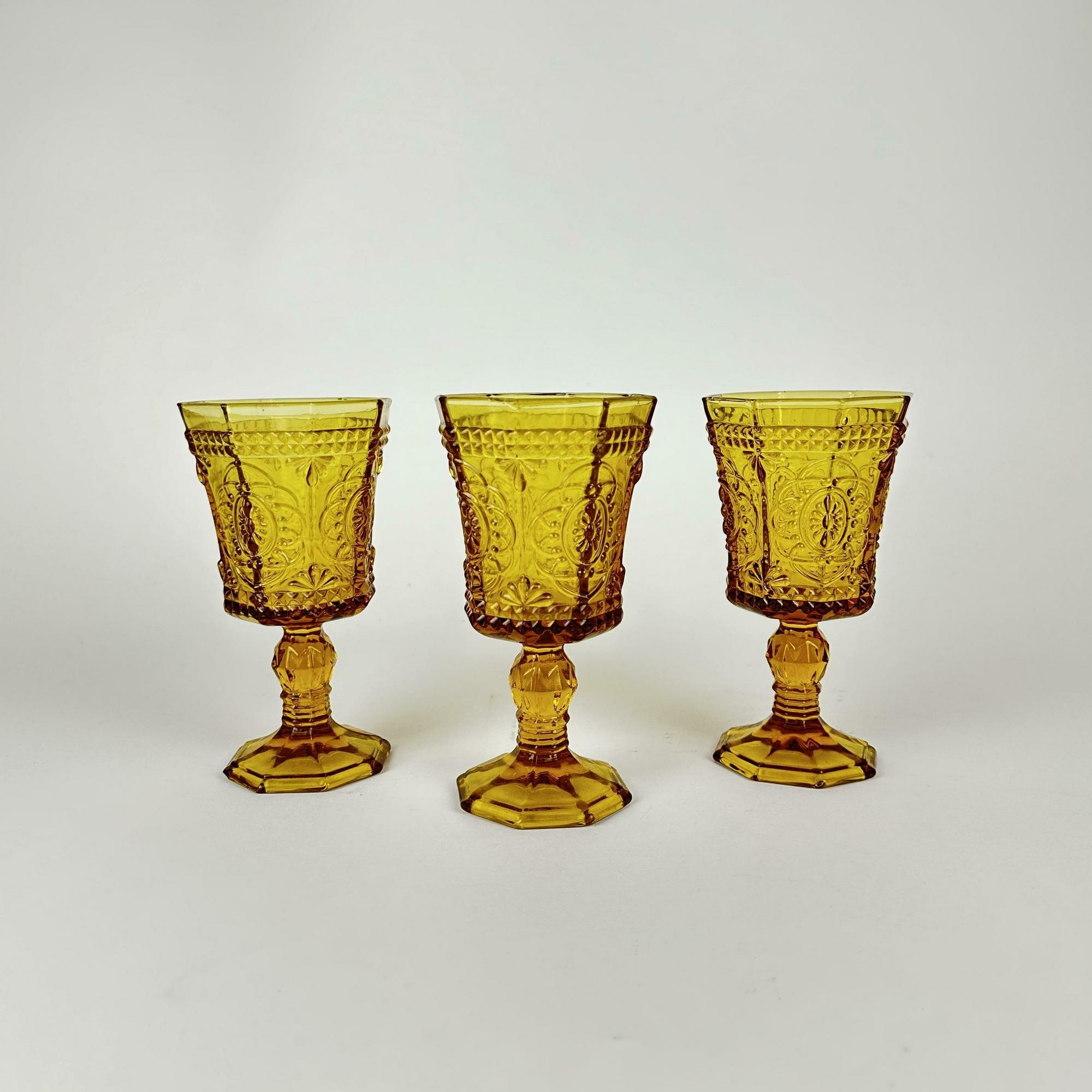 Бокал рельєфний жовтий скло GS-073