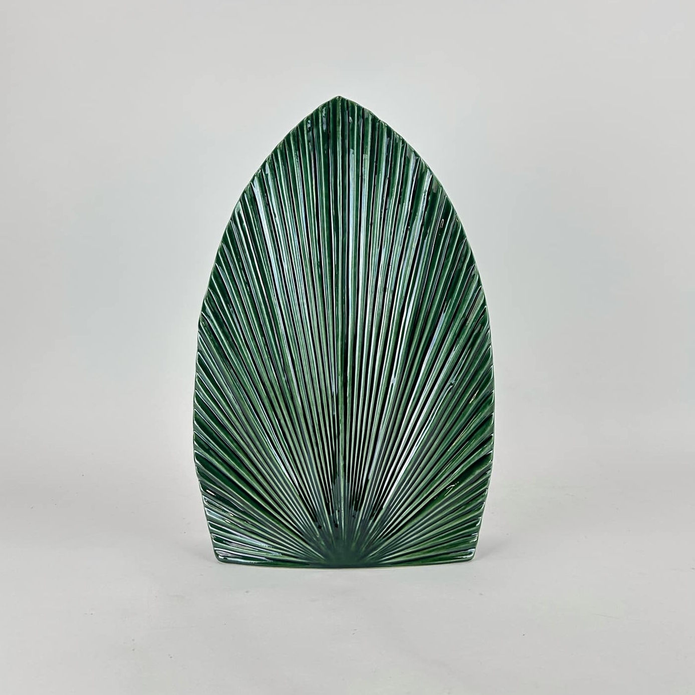 Ваза пласка рельєф зелена кераміка VA-483