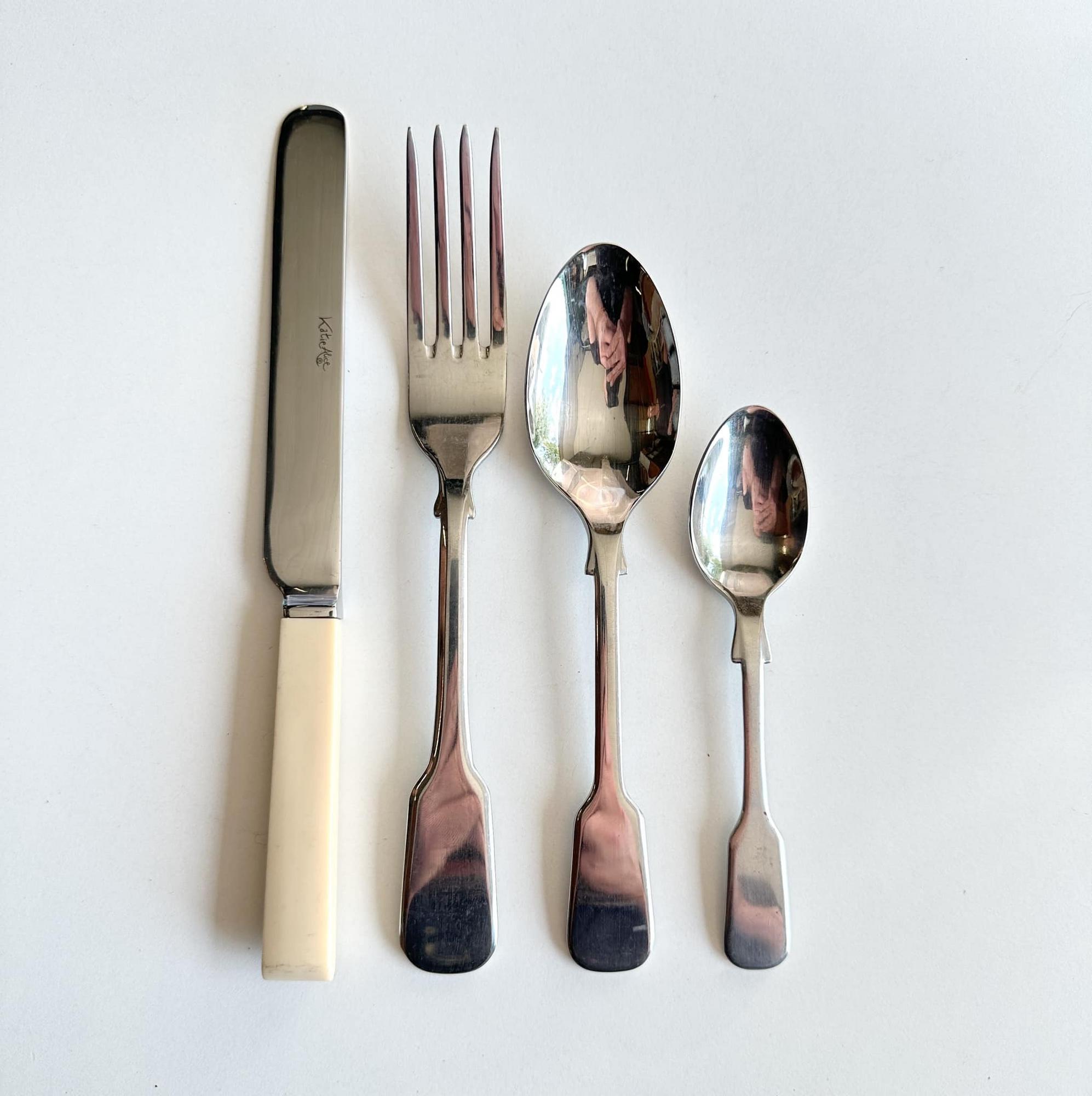 Столові прибори у класичному стилі нерж/пластик молочний KL-070