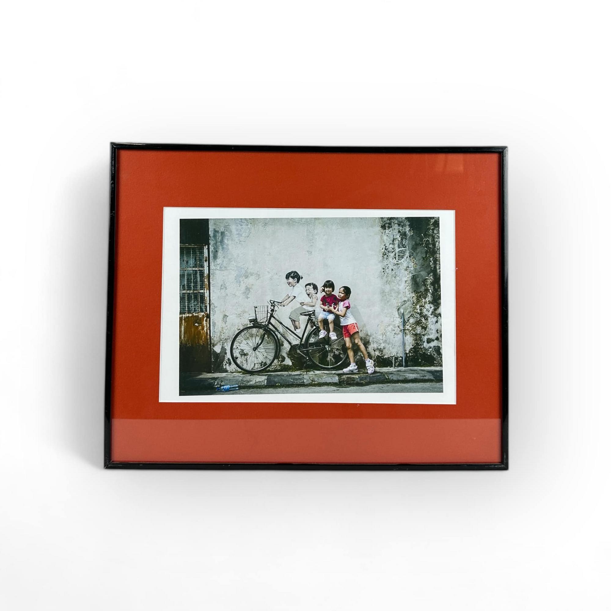 Фото Діти на велосипеді в рамці з паспарту AR-1077