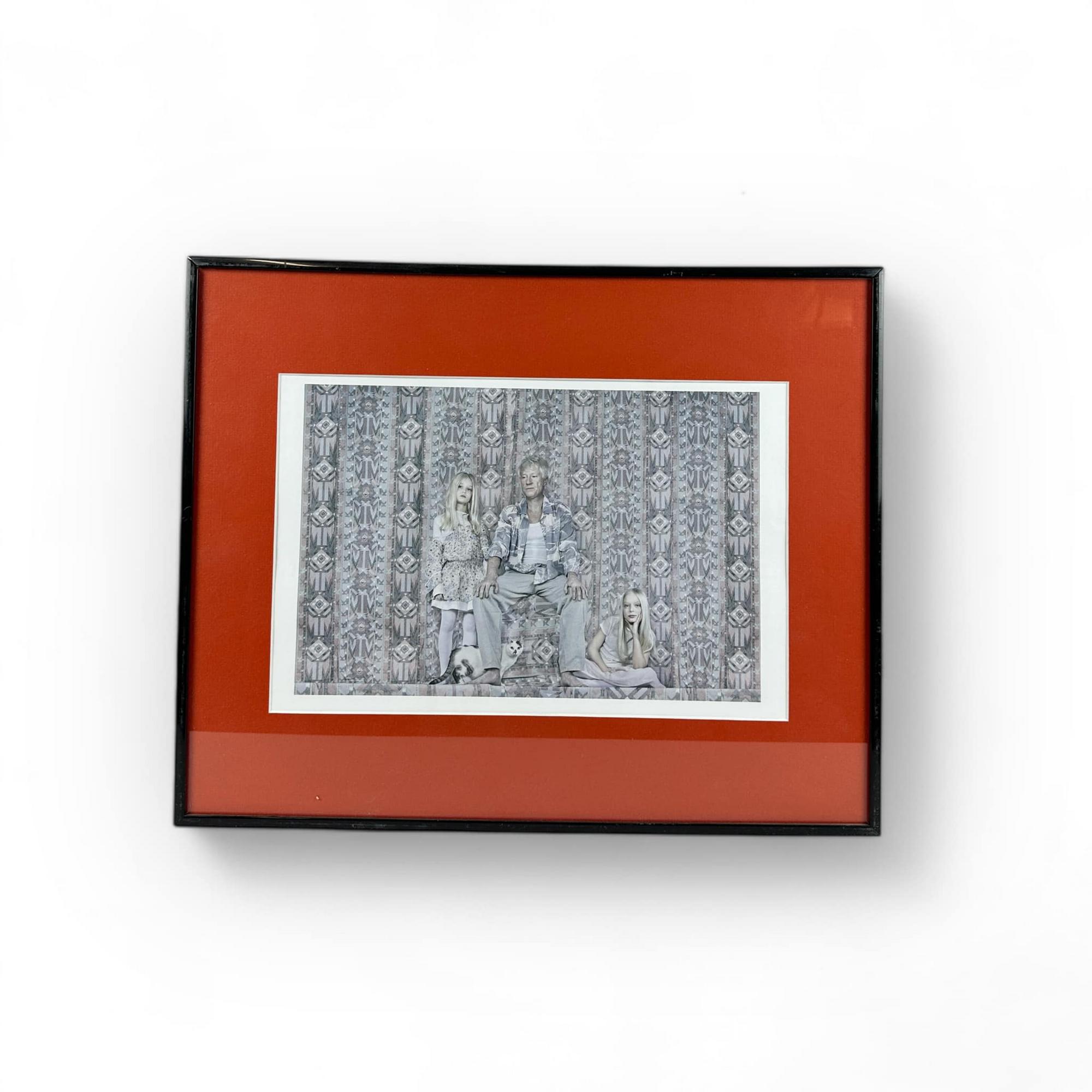 Фото Портрет чоловіка з дівчинками і кішкою в рамці з паспарту AR-1078