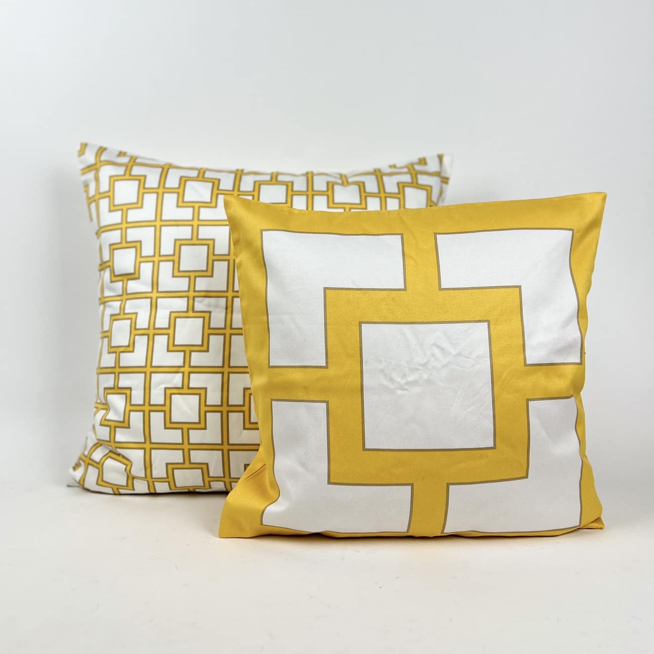 Подушка декоративна орнамент класичний жовтий/білий PW-413