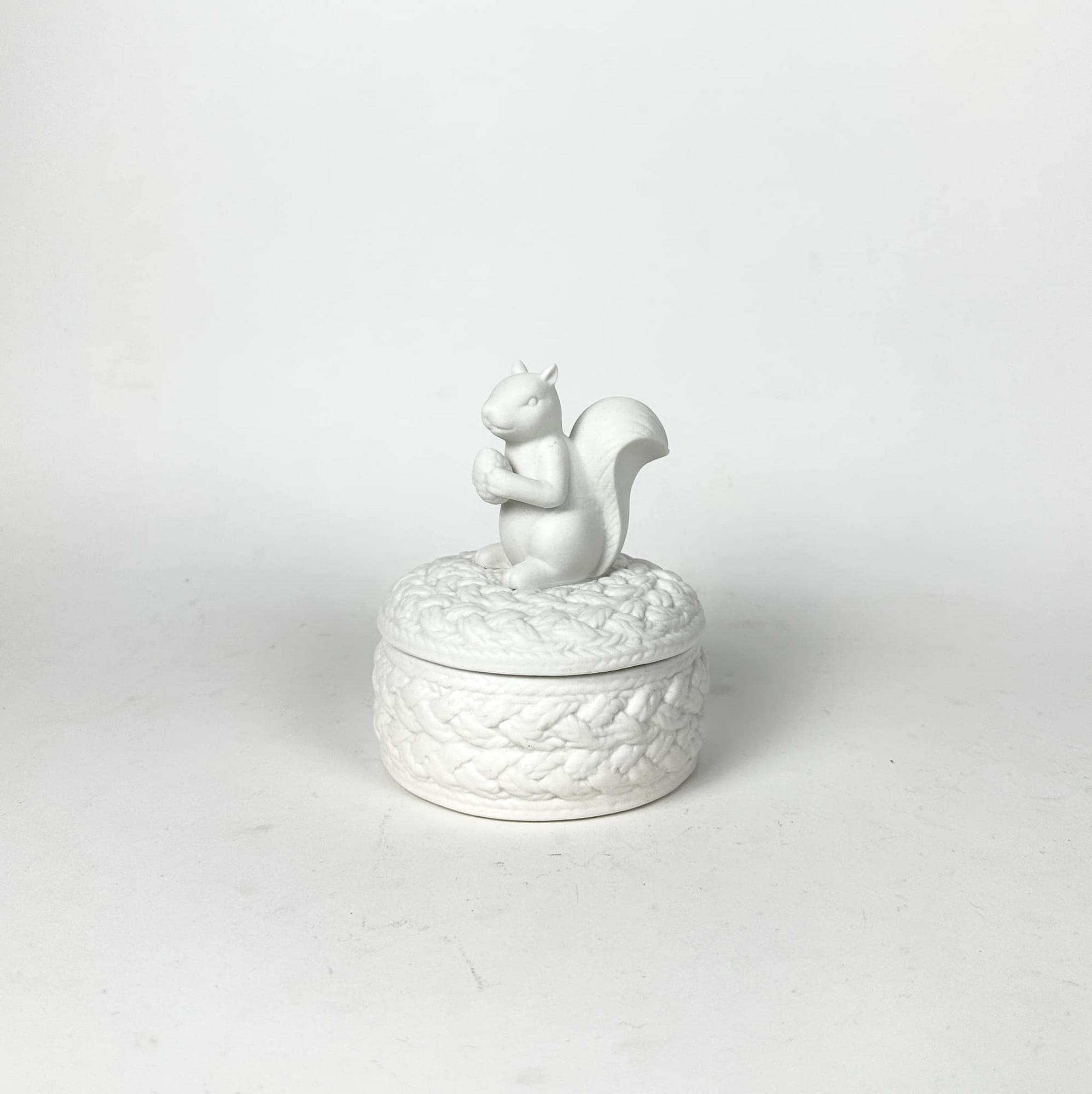 Шкатулка з кришкою біла Білка BX-140