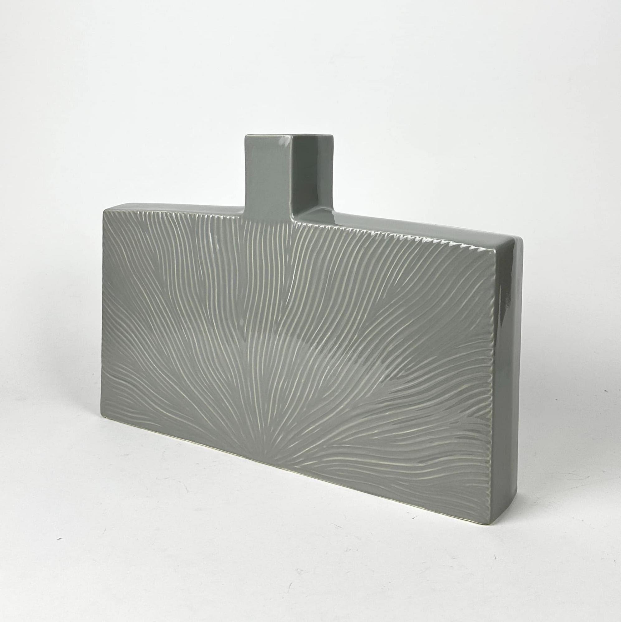 Ваза широка пласка рельєфна сіра кераміка VA-494