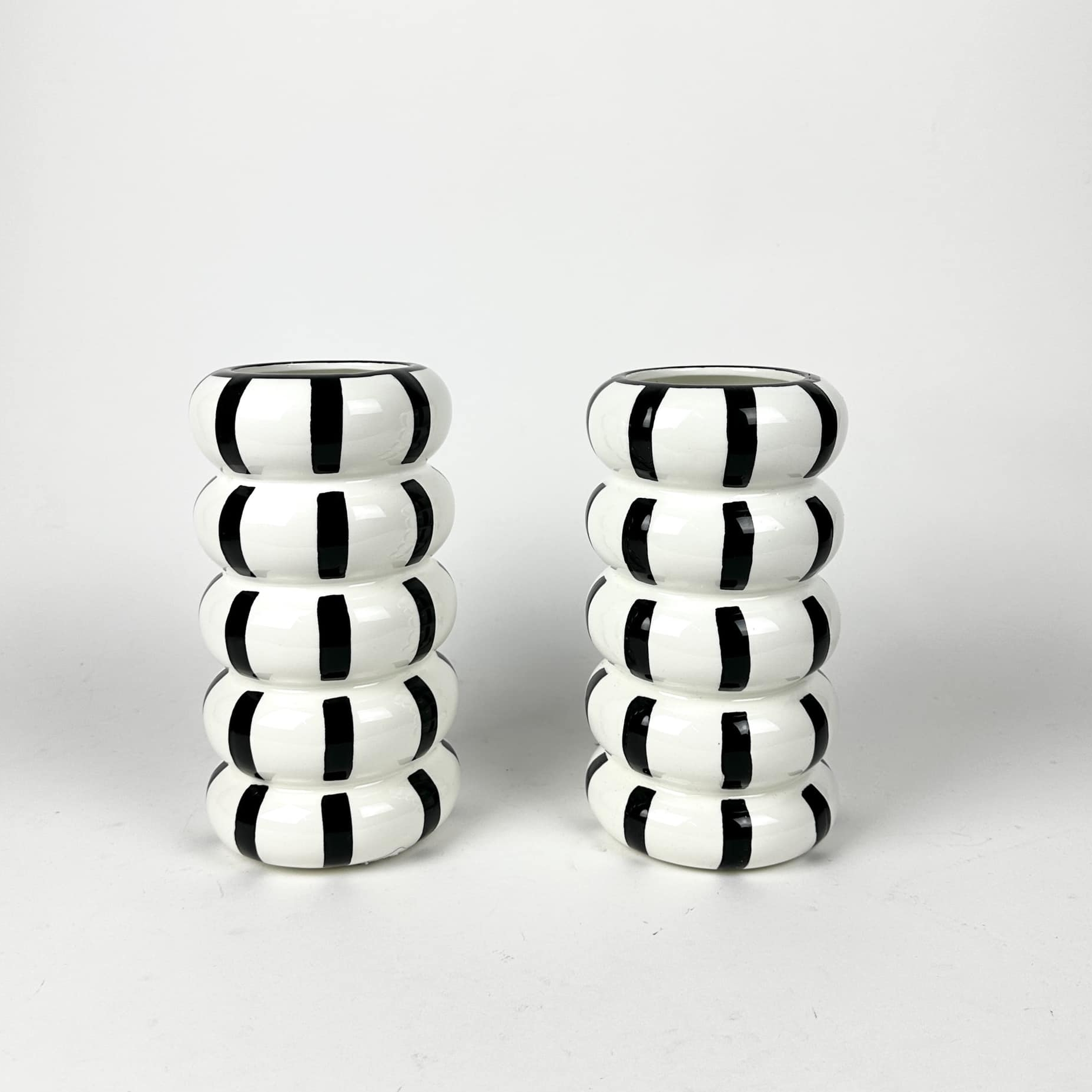 Ваза фігурна біла з чорними смужками кераміка VA-496