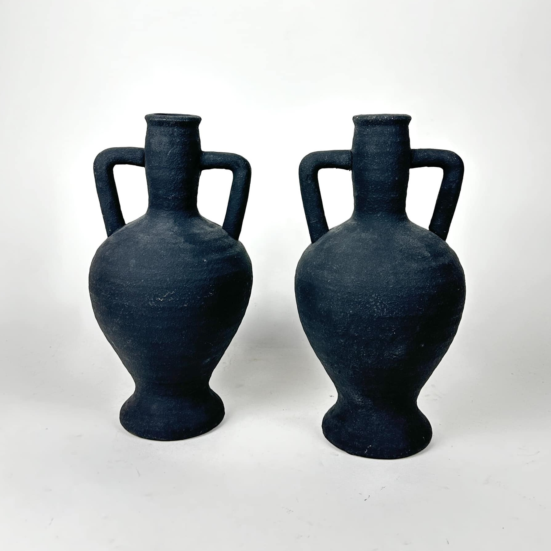 Ваза з двома ручками чорна кераміка VA-501