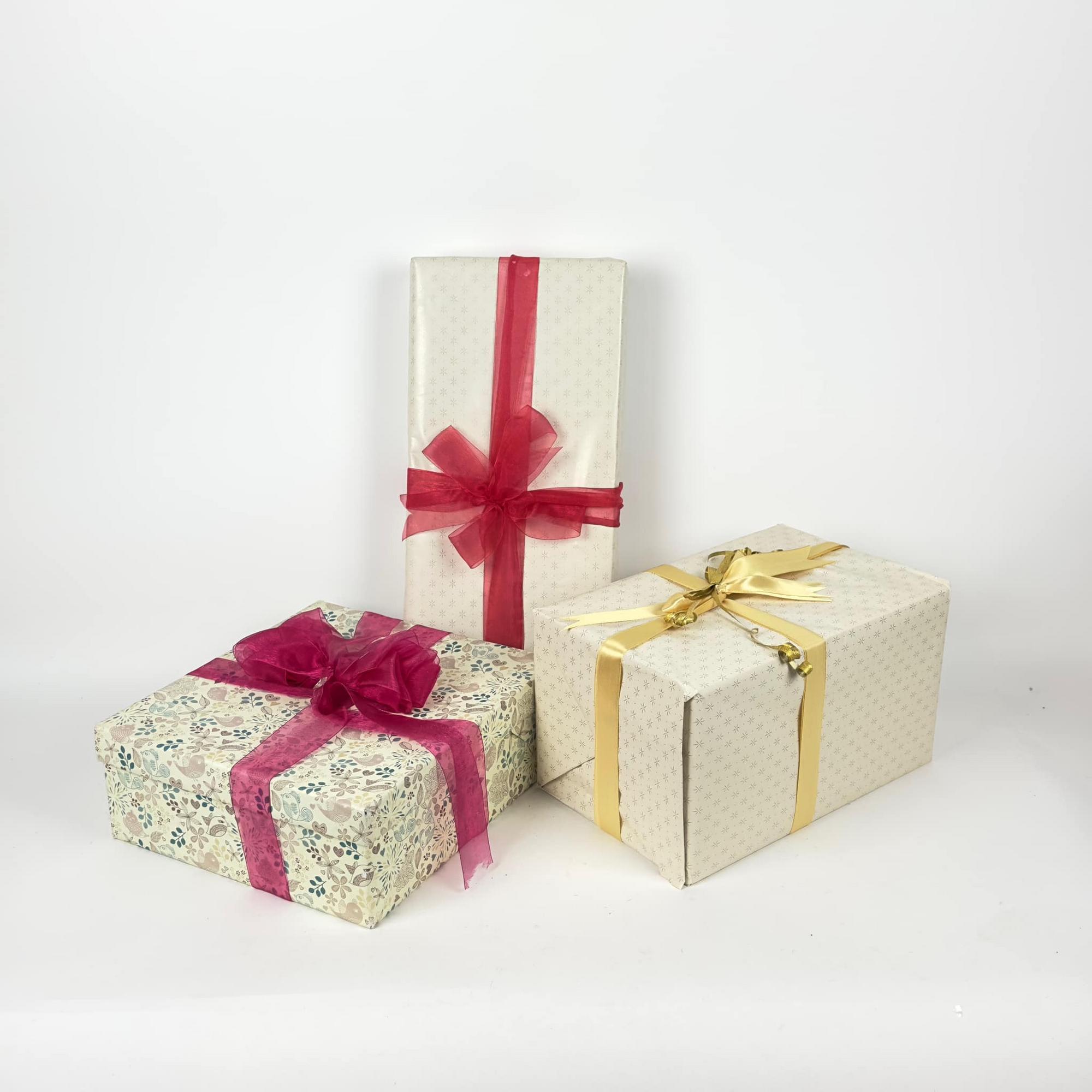 Коробка для подарунків беж з малюнком 1