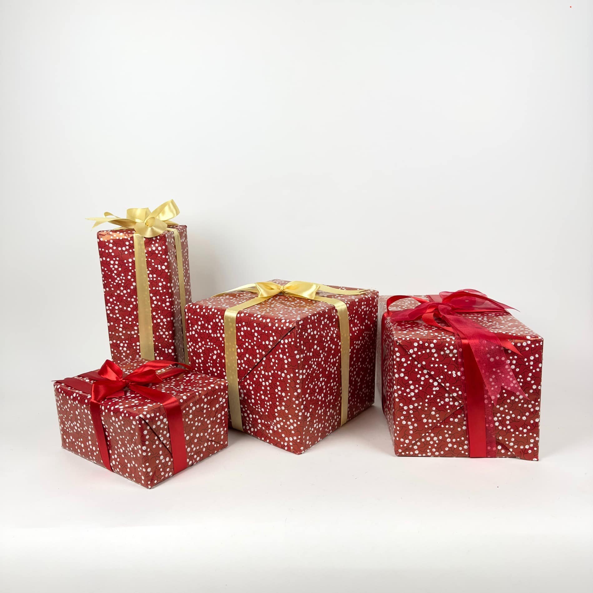 Коробка для подарунків червона з малюнком 4