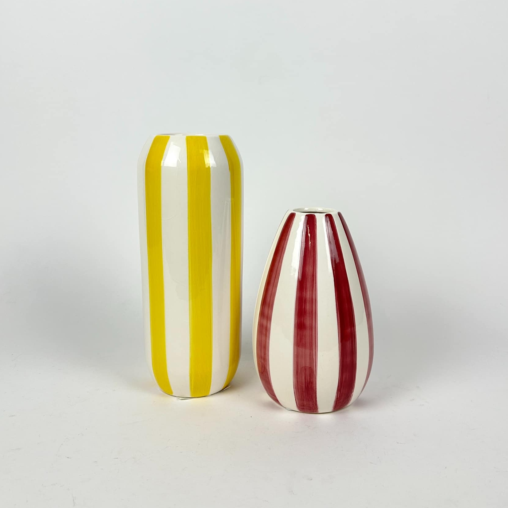 Ваза в смугах жовто-біла/червоно біла кераміка VA-502