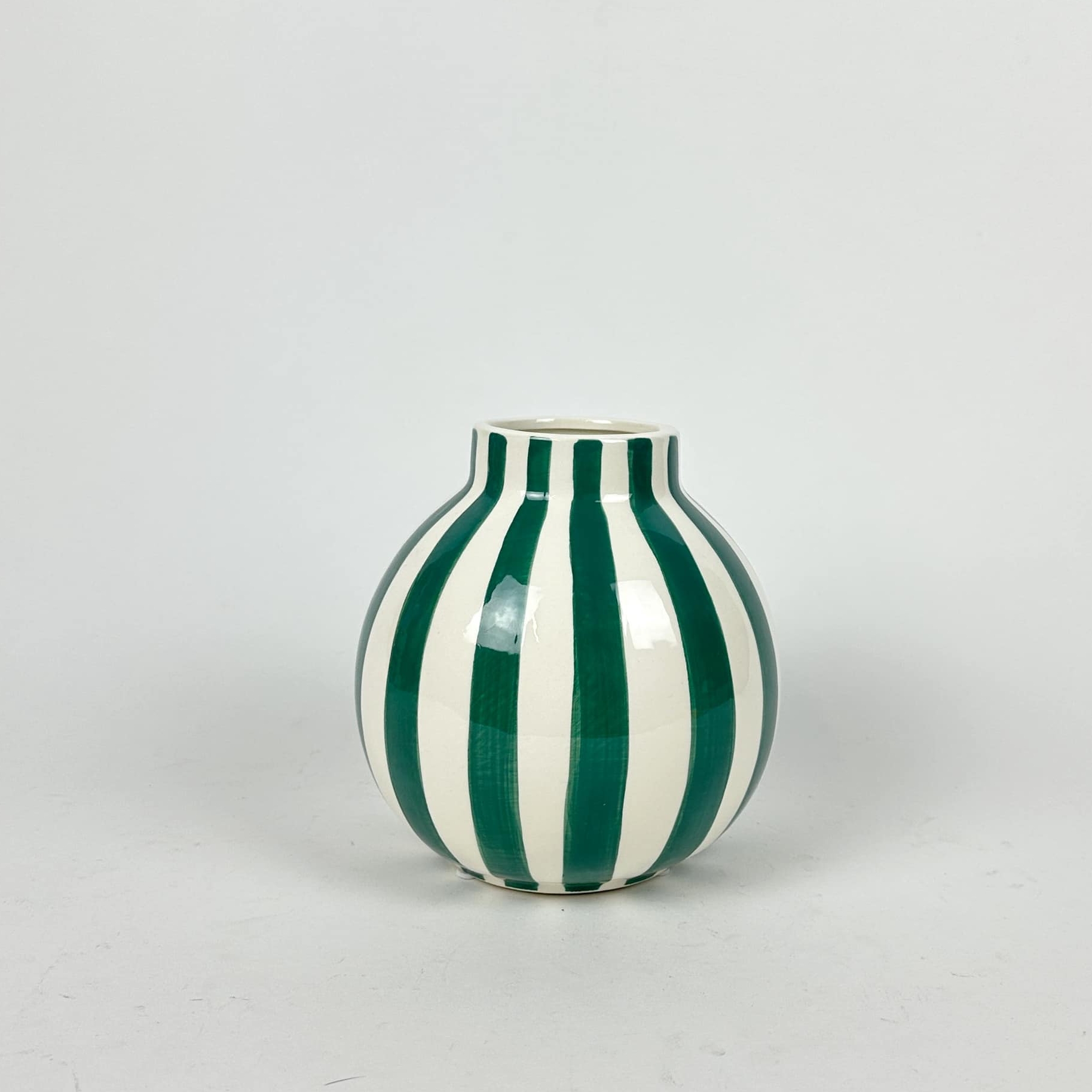 Ваза в смугах зелено-біла кераміка VA-511
