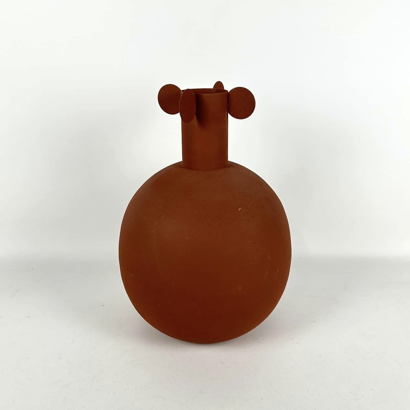 Ваза з декоративними елементами таракотова велика метал VA-519