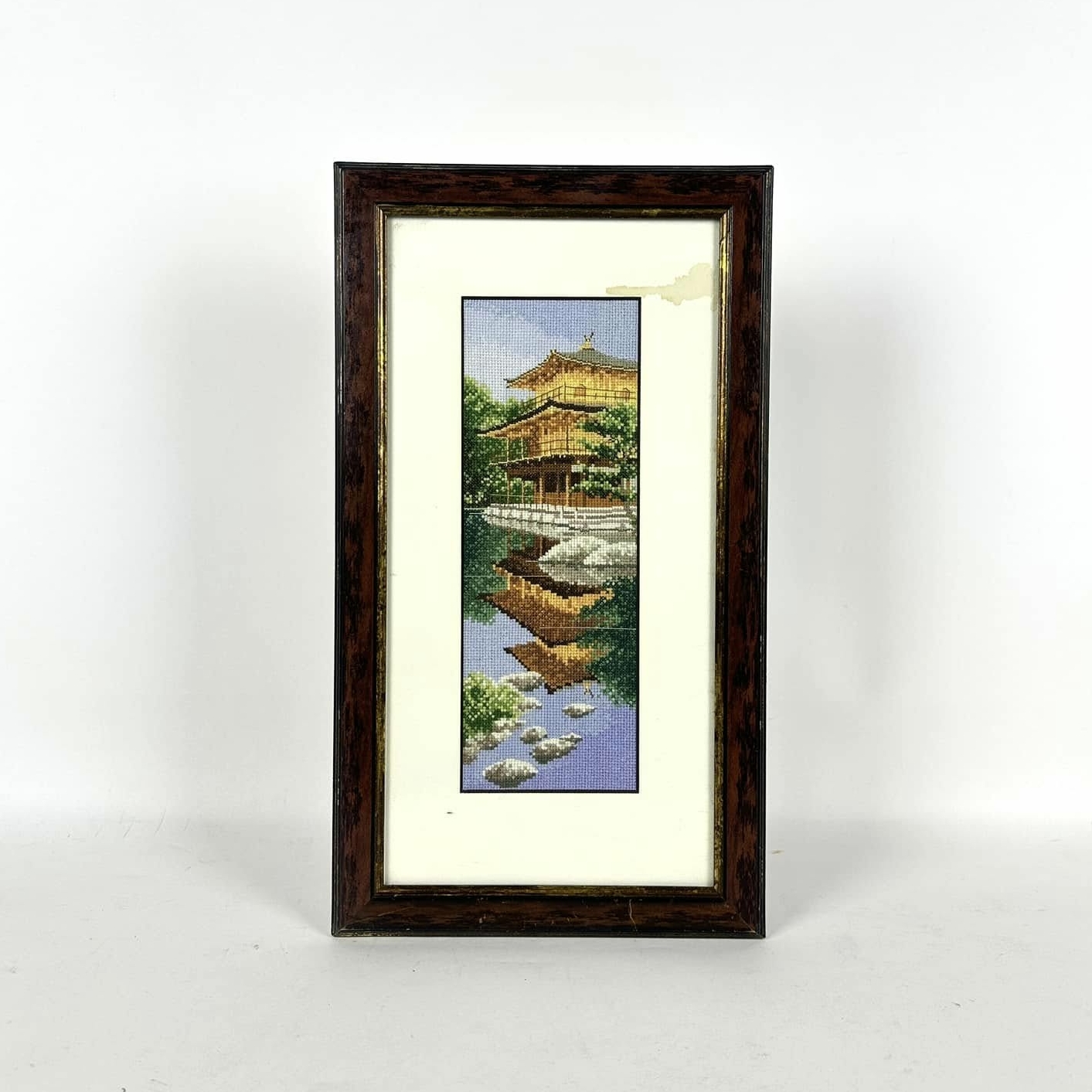 Вишивка в рамці з паспарту Жовтий палац над озером AR-1098