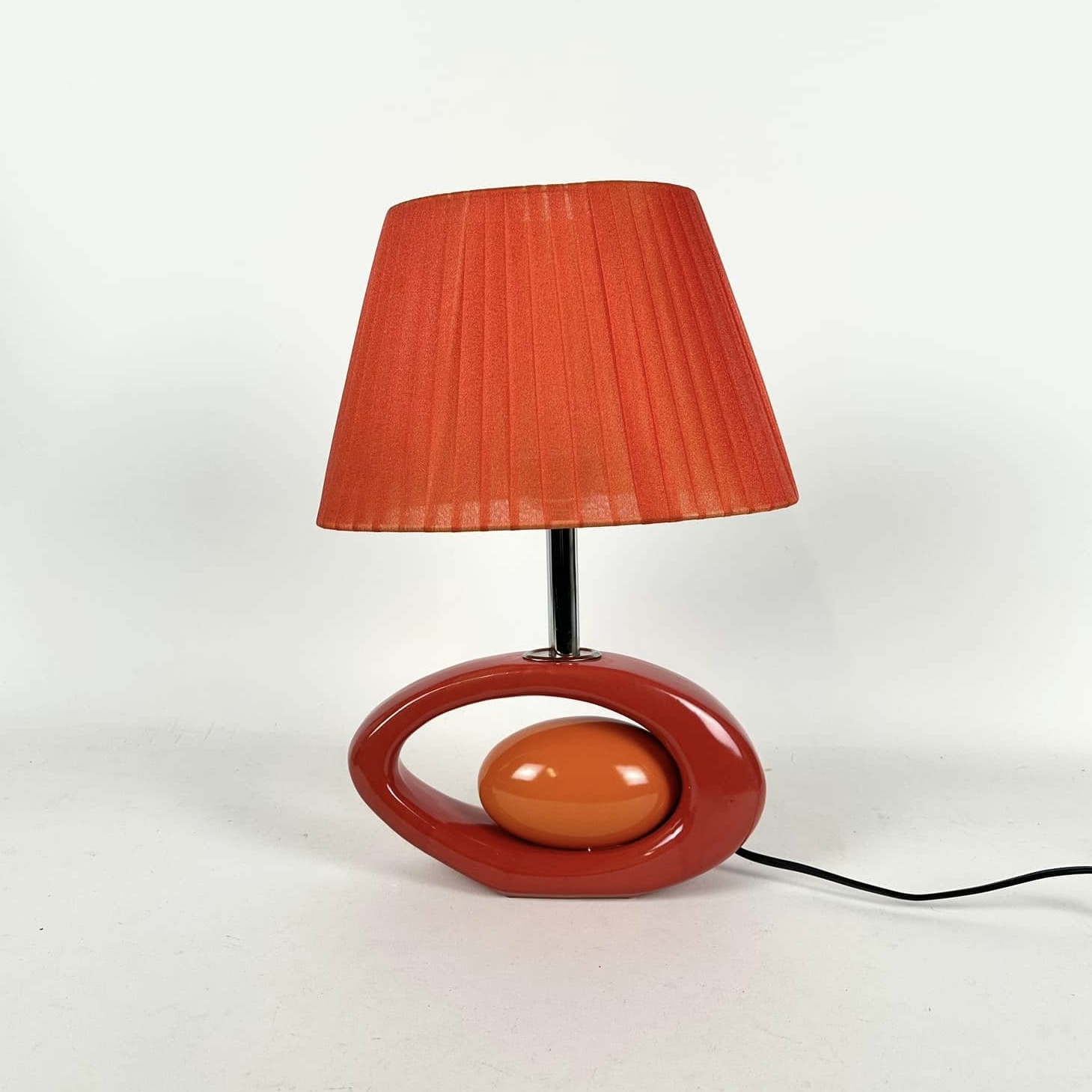 Лампа настільна червона ретро база пластик LT-311