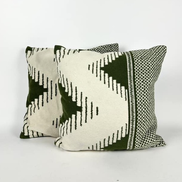 Подушка декоративна зелено-молочний орнамент PW-442