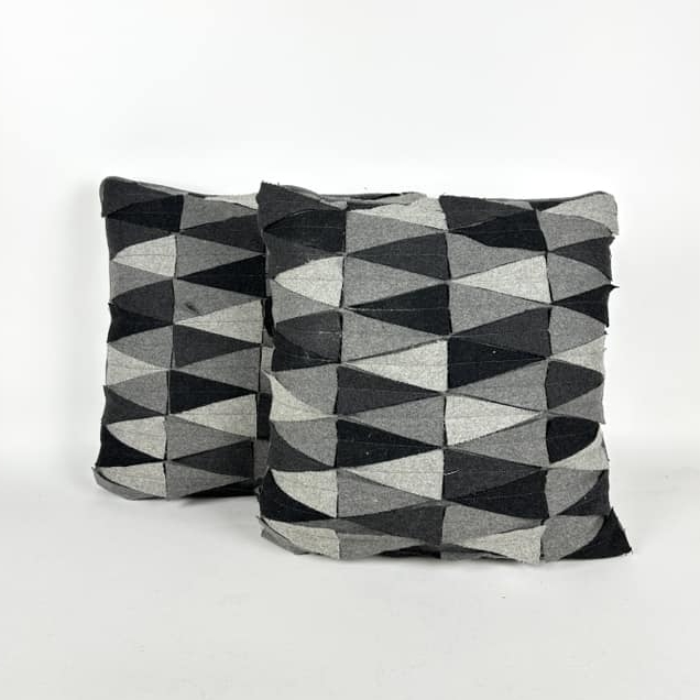 Подушка декоративна фактурна чорно-сірі трикутники PW-446