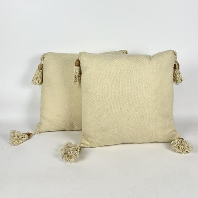 Подушка декоративна фактурна з кутасами кольору соломи PW-457