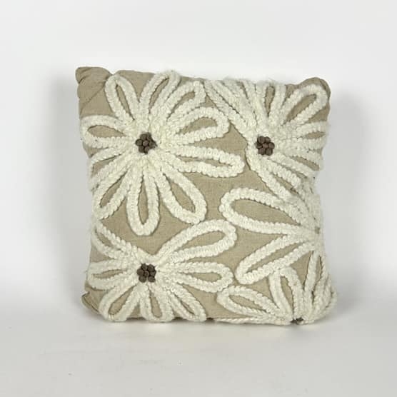 Подушка декоративна беж Квітки об'ємні PW-458