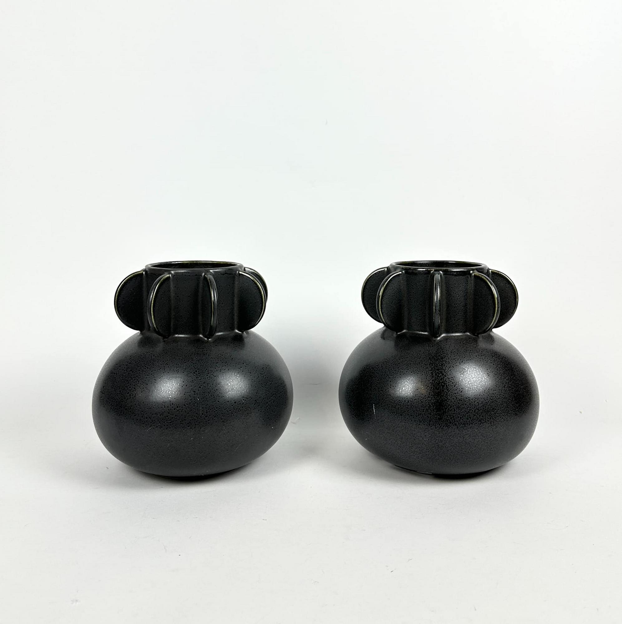 Ваза чорна з об'ємними елементами кераміка VA-526