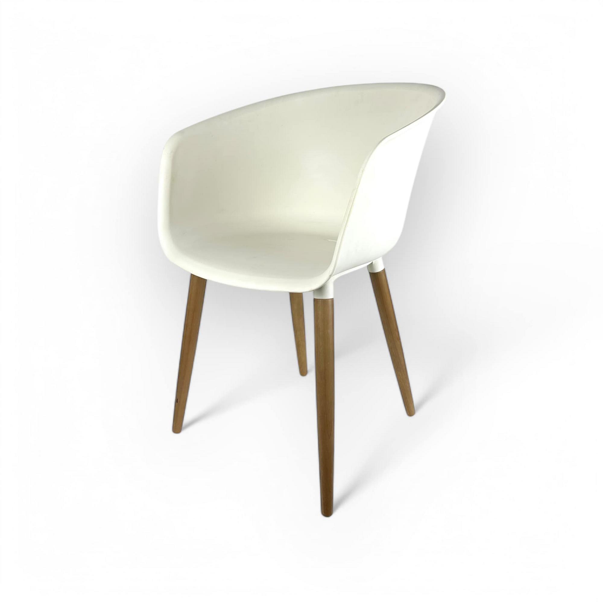 Стілець білий пластик ніжки дерево ST-165