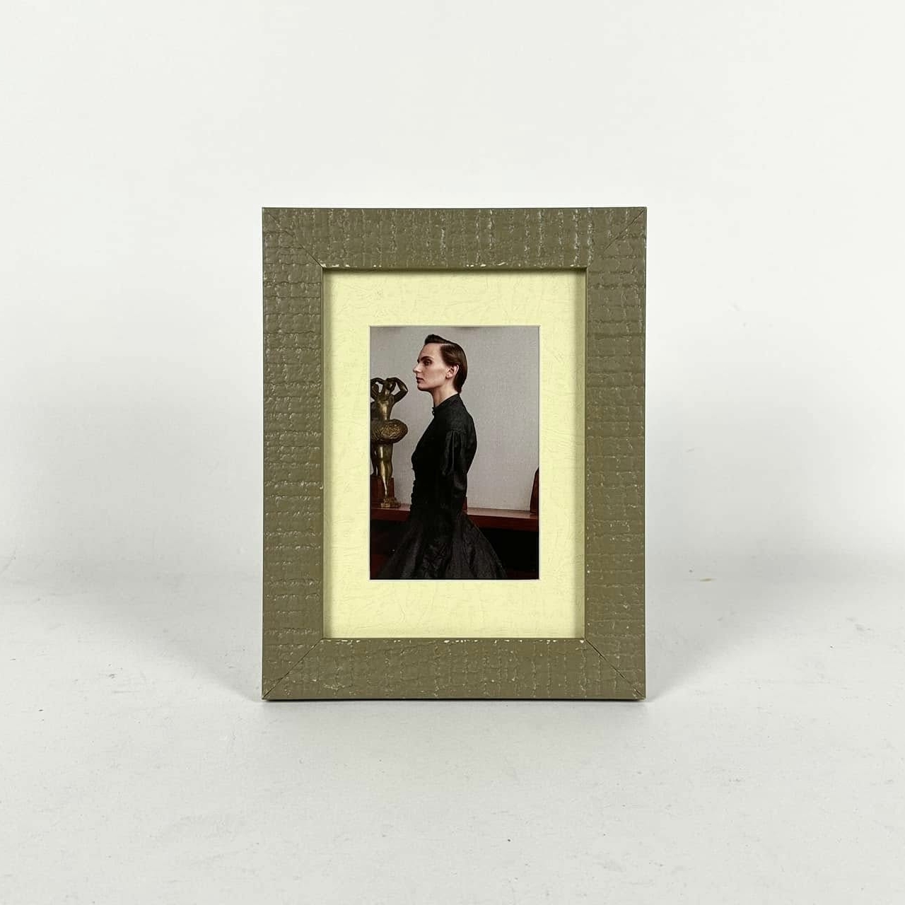 Портрет жінки в рамці з паспарту AR-1205