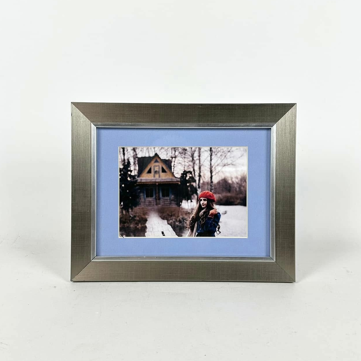 Фото дівчини на фоні пейзажу з будинком в рамці  з паспарту AR-1212