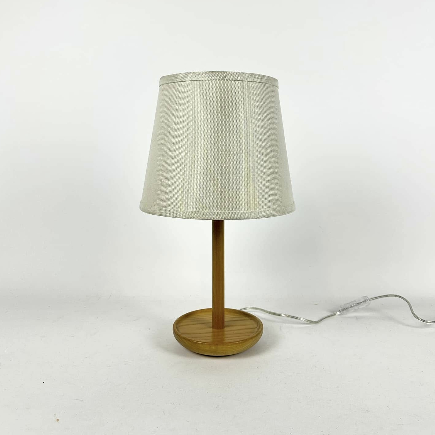 Лампа настільна база дерево абажур беж LT-317