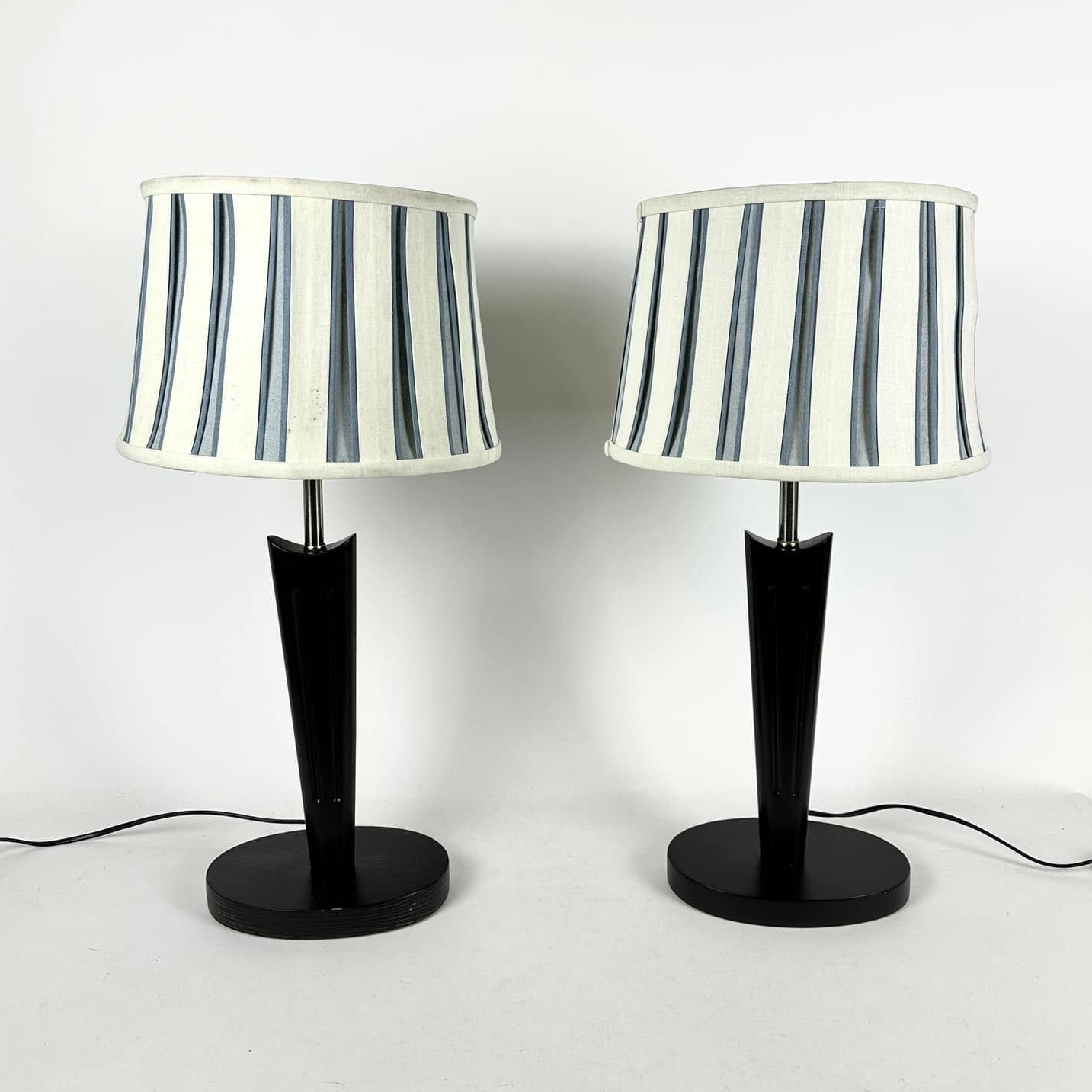 Лампа настільна база чорна об'ємна абажур біло-сірий смужка вінтаж LT-320