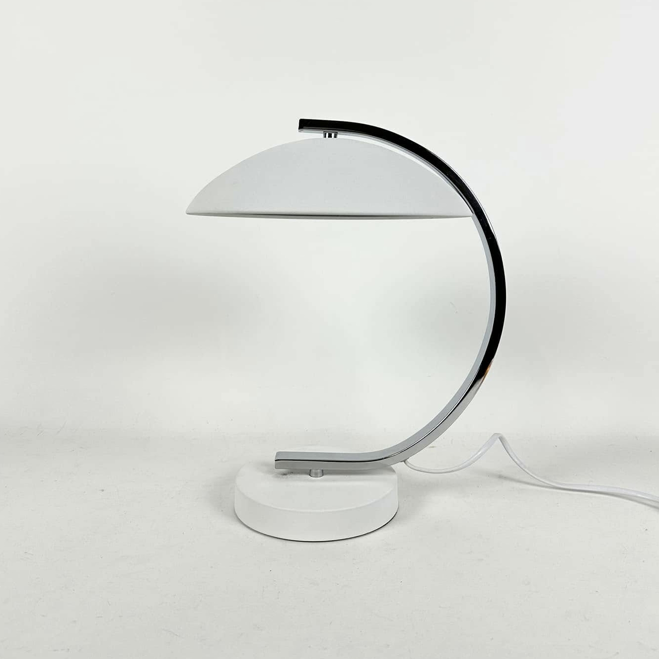 Лампа настільна біла напівсфера метал LT-321