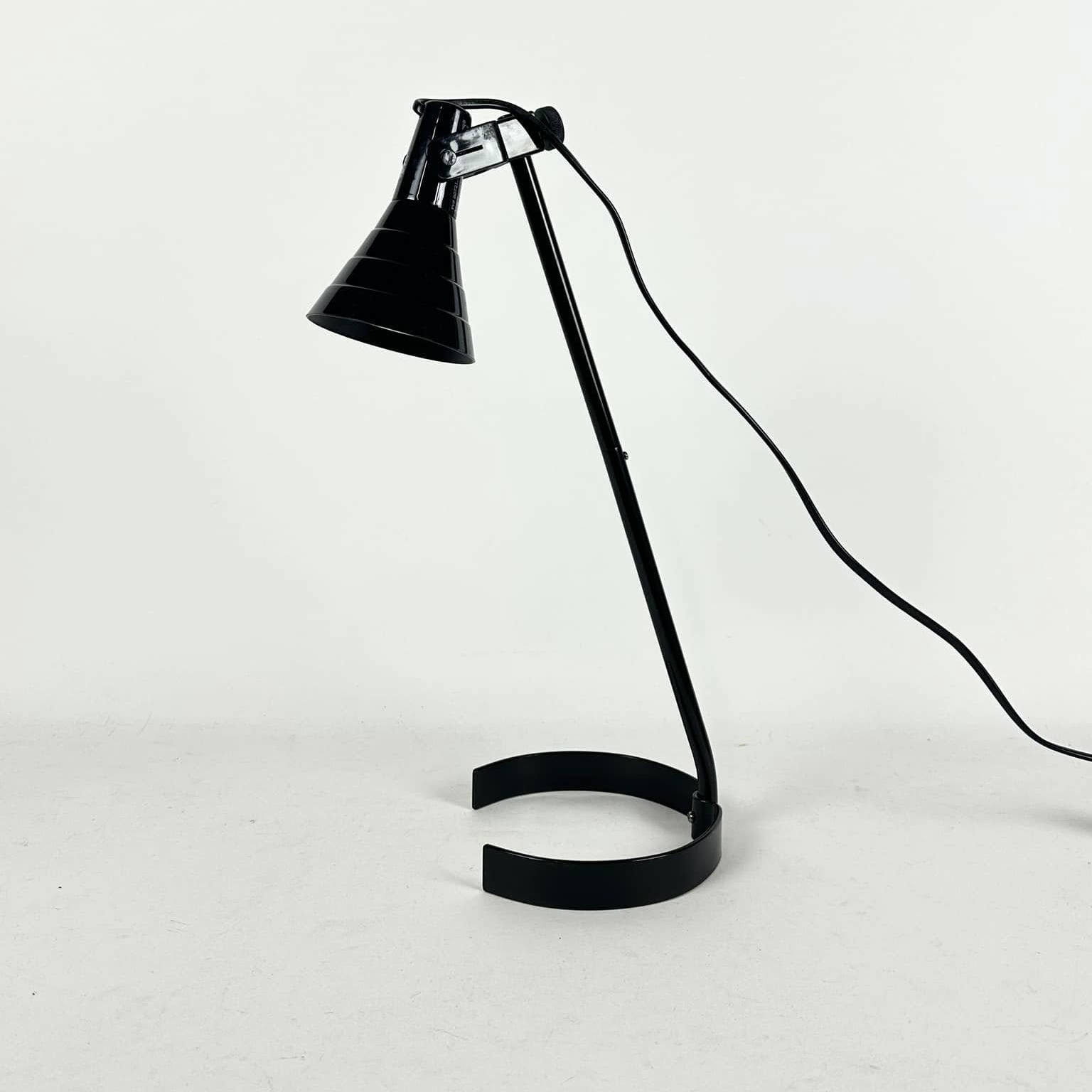 Лампа настільна чорна LT-325